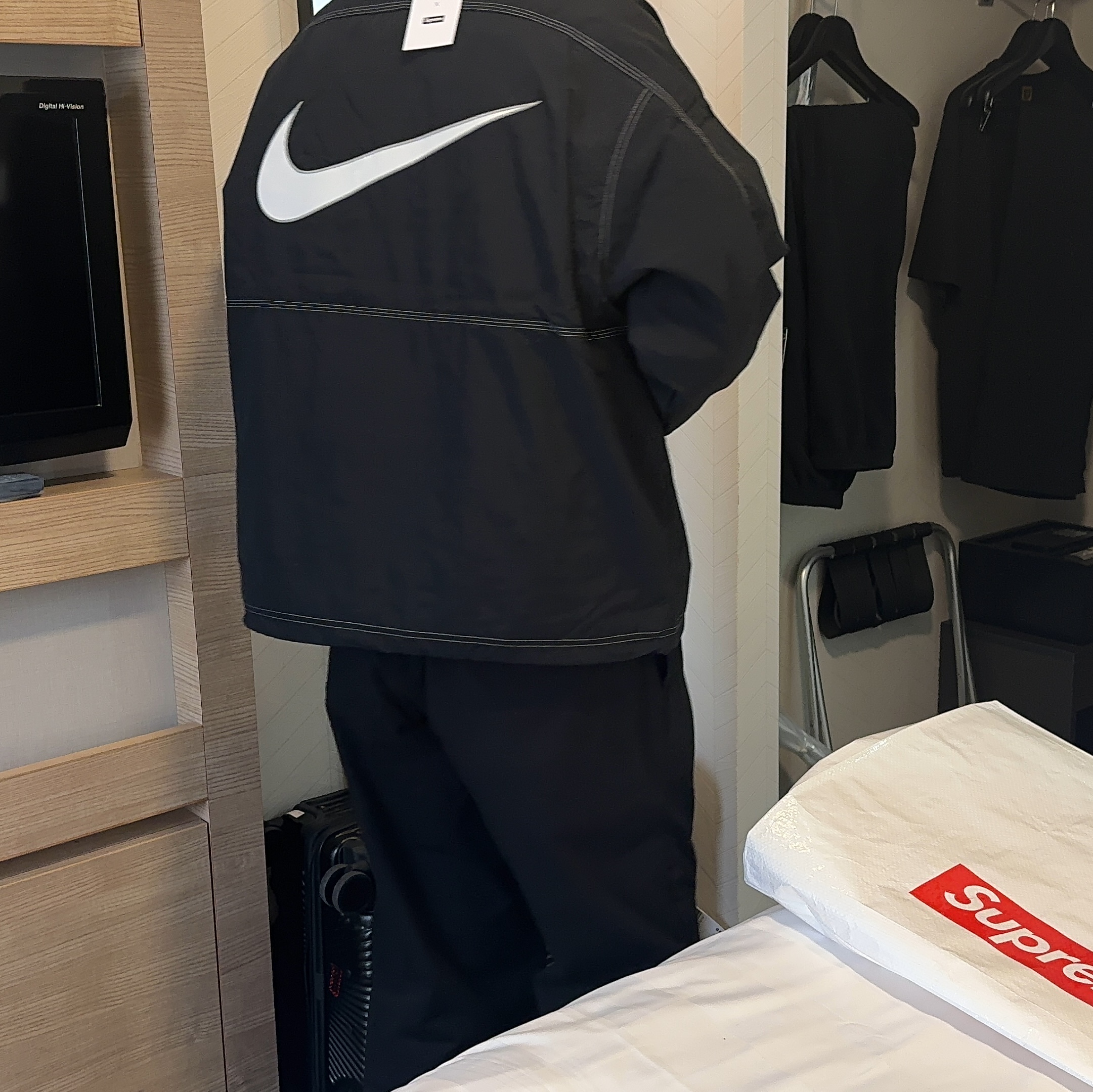 Supreme x Nike Ripstop Pullover Black - 24SS 착용 스타일 - 2