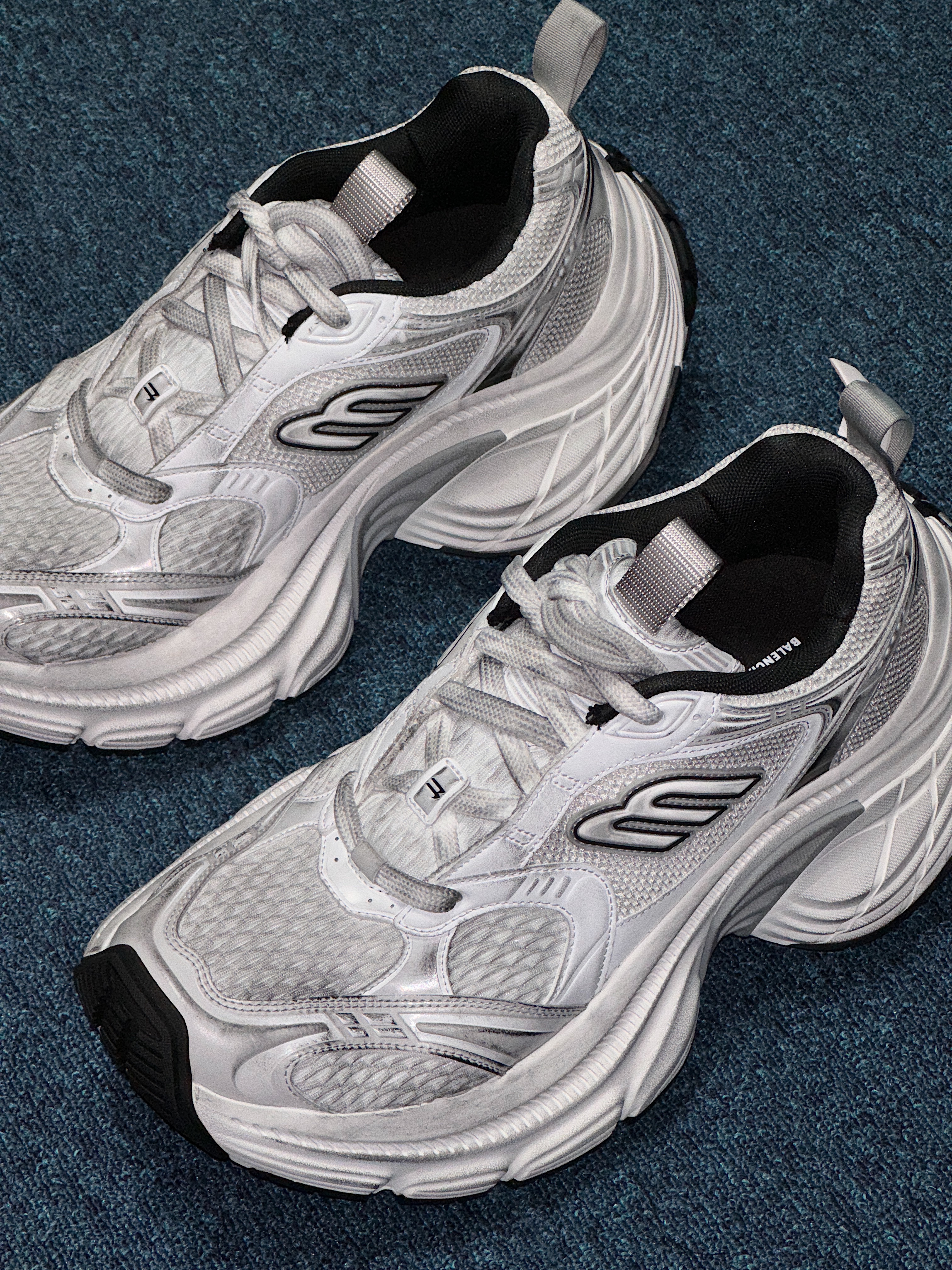 Balenciaga 10XL Sneakers White Grey Silver Black, (W) Balenciaga 10XL Sneakers White Grey Silver Black 착용 스타일 - 1