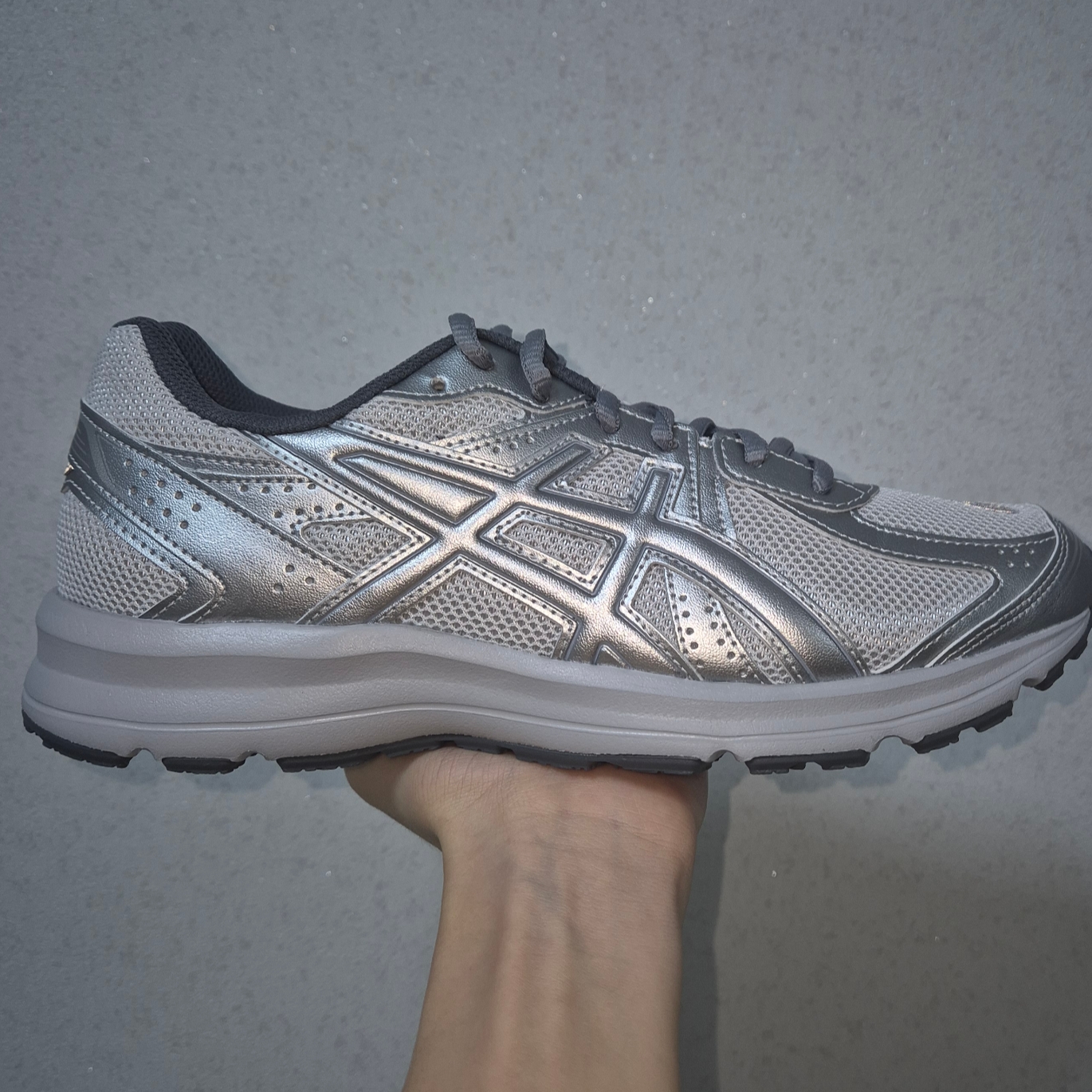 Asics Jog 100 S SMU Glacier Grey Pure Silver - 2E Wide 착용 스타일 - 2