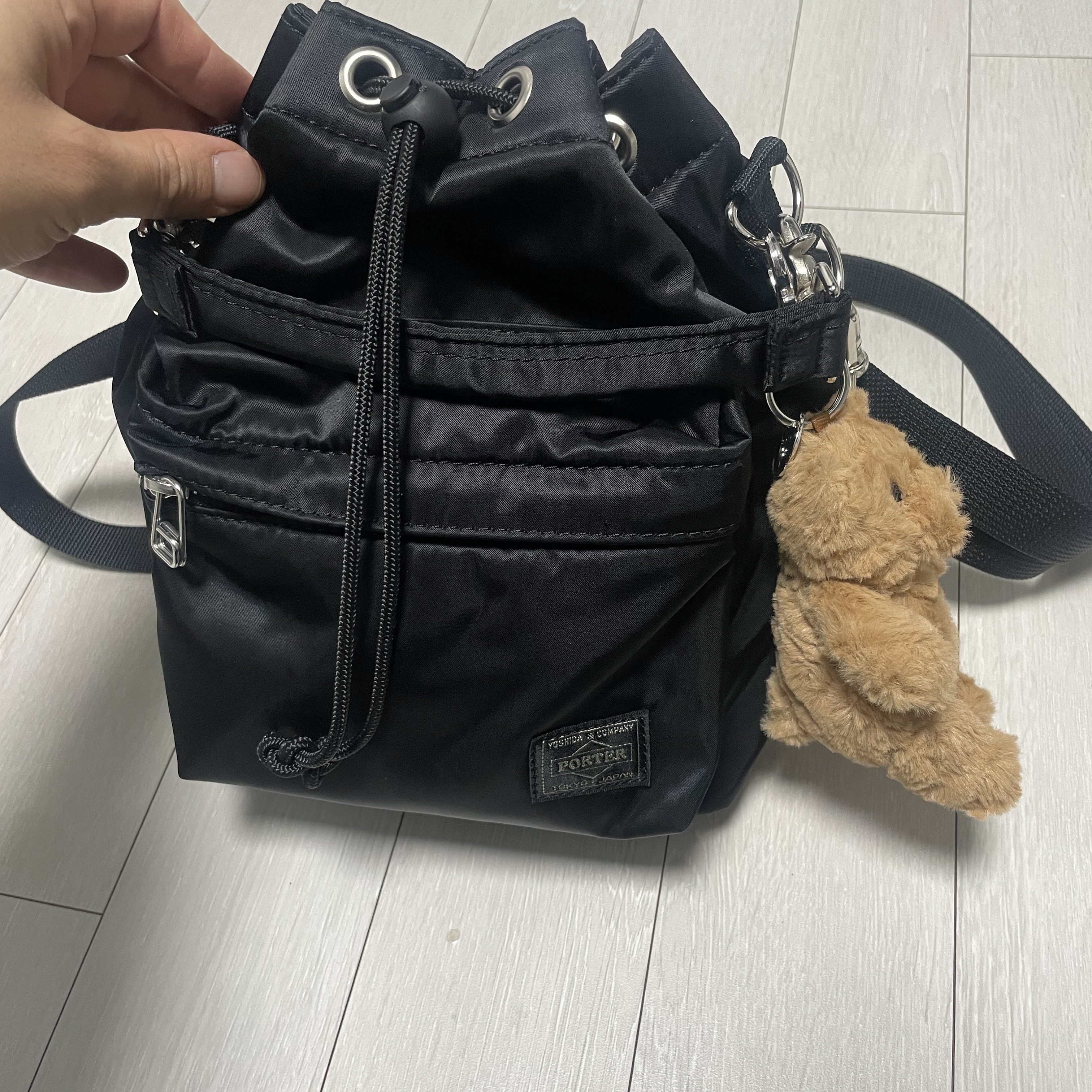 Jellycat Bartholomew Bear Bag Charm Brown 착용 스타일