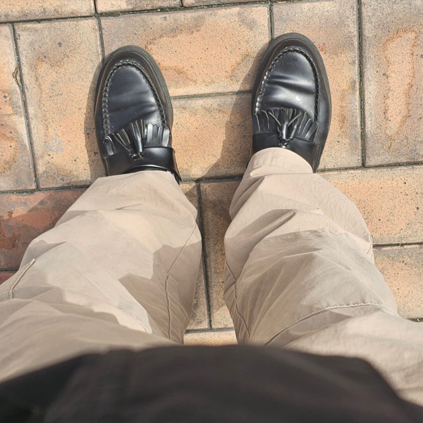 Dr. Martens Adrian Polished Smooth Leather Tassel Loafers Black, Dr. Martens 1461 Mono Black 착용 스타일 - 1