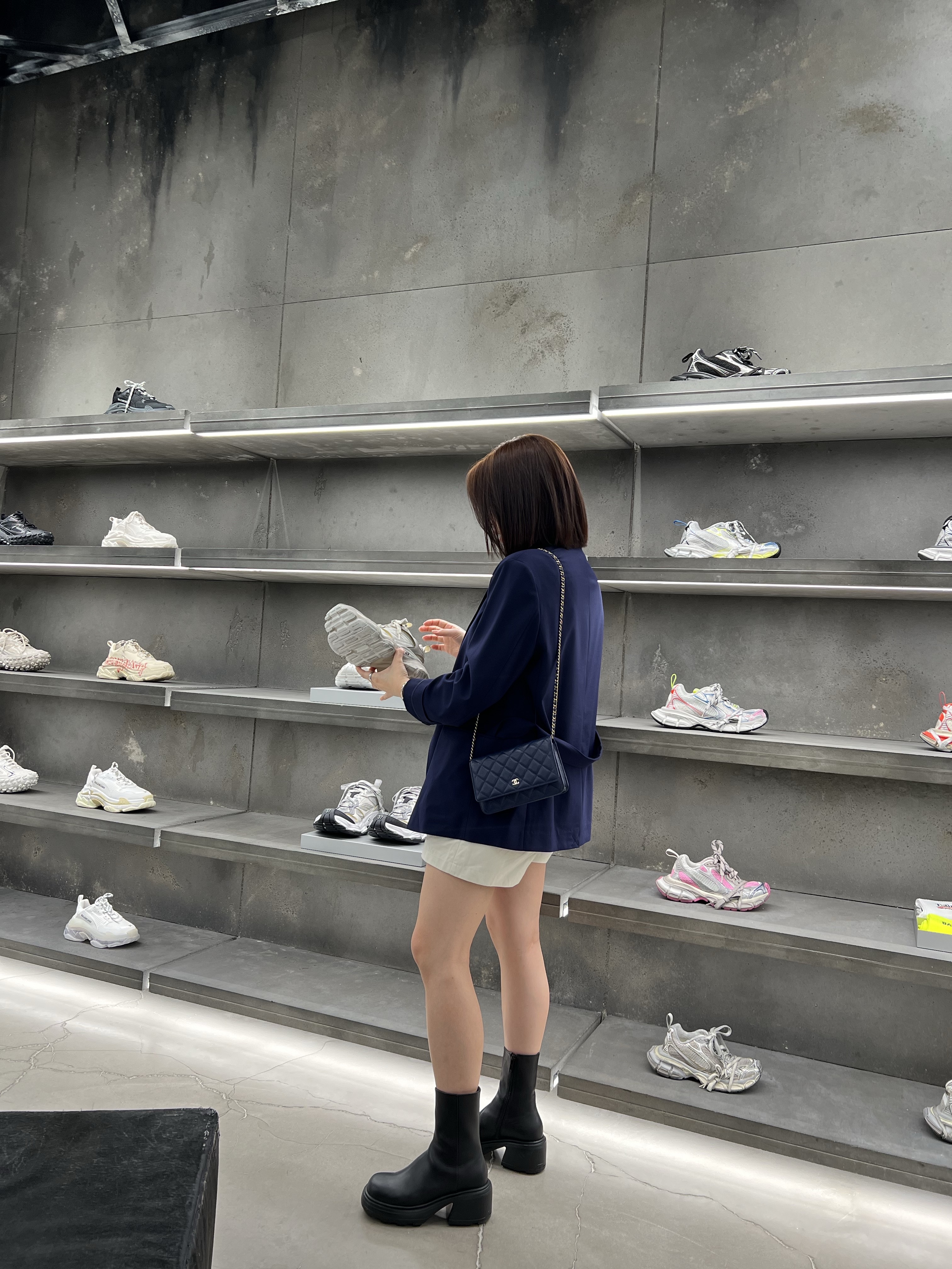 Chanel Classic Wallet On Chain Grained Calfskin & Gold Navy Blue, Balenciaga 10XL Sneakers White Grey Silver Black 착용 스타일 - 2