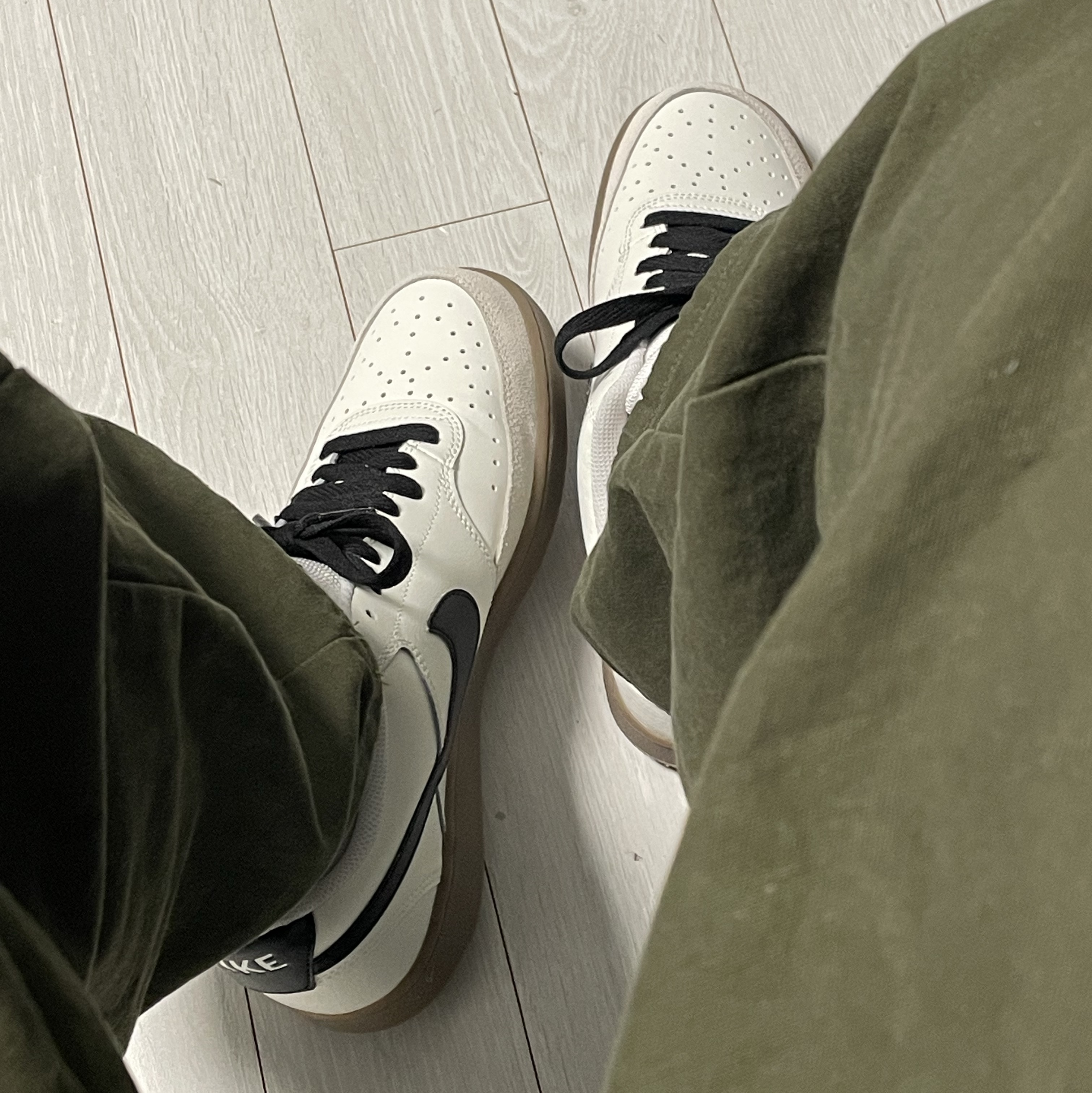 Nike Court Vision Low Sail Light Orewood Brown 착용 스타일 - 2