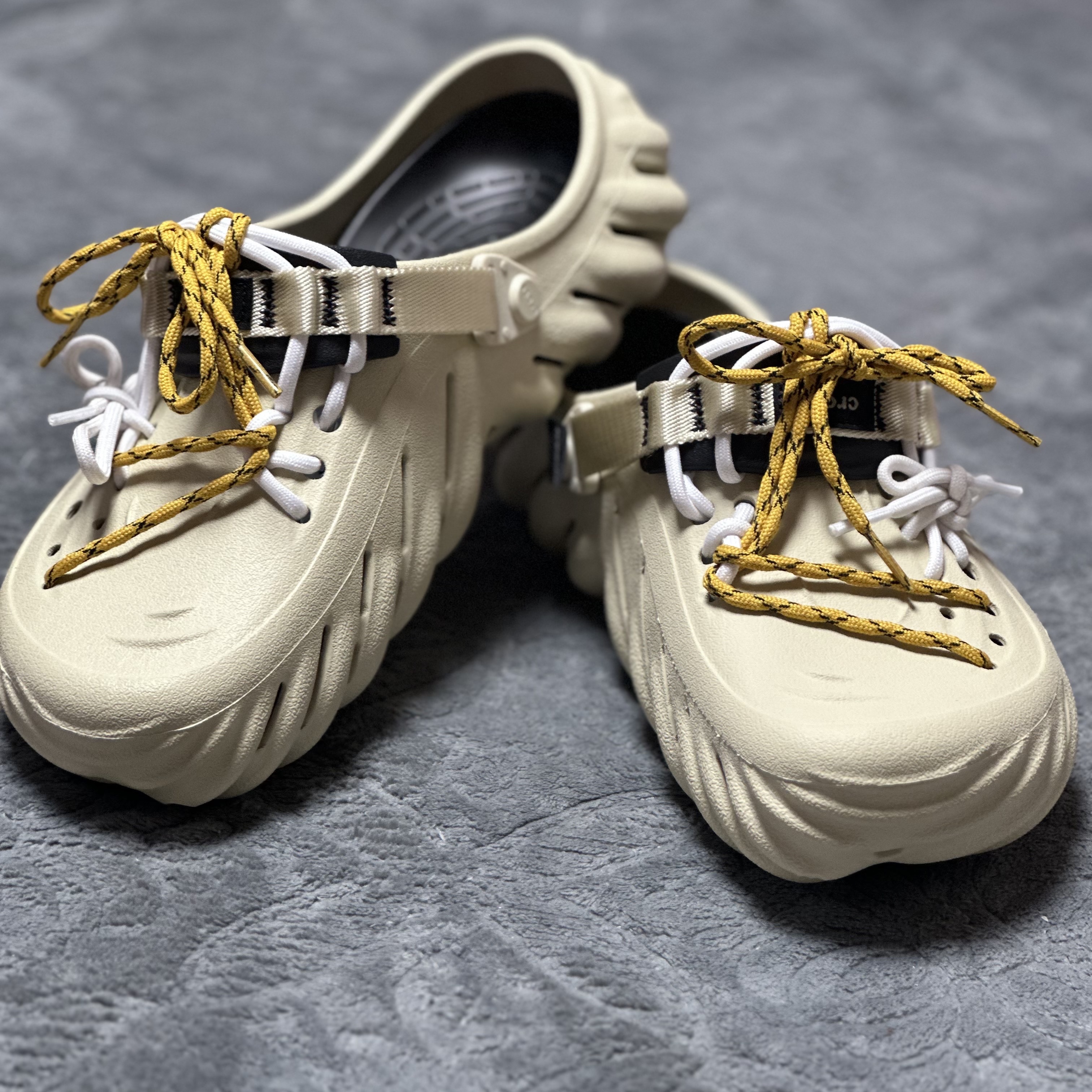 Crocs Echo Clog Bone Black 착용 스타일 - 1