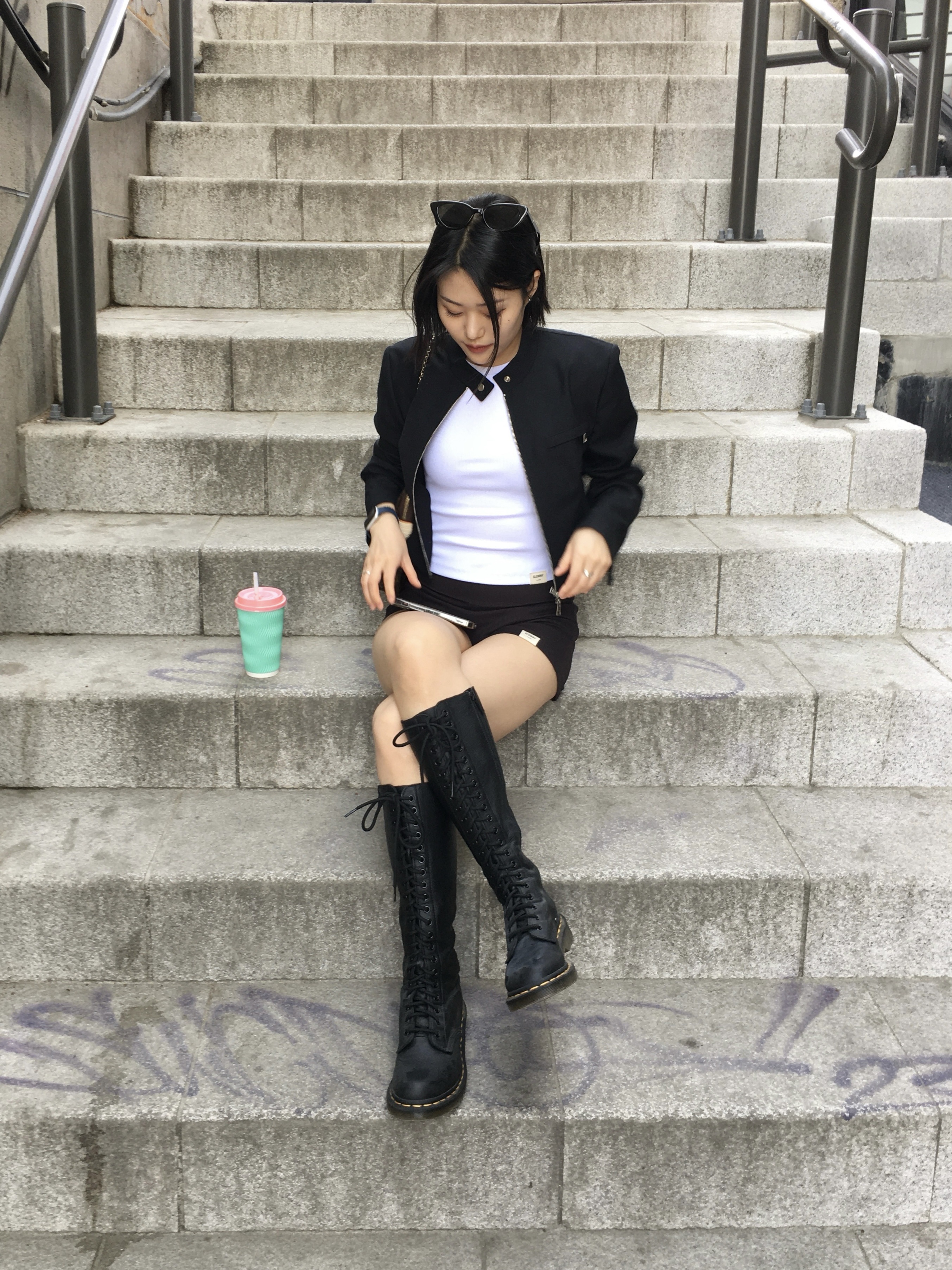 (W) Dr. Martens Audrick 20 Eye Leather Knee High Platform Boots Black 착용 스타일