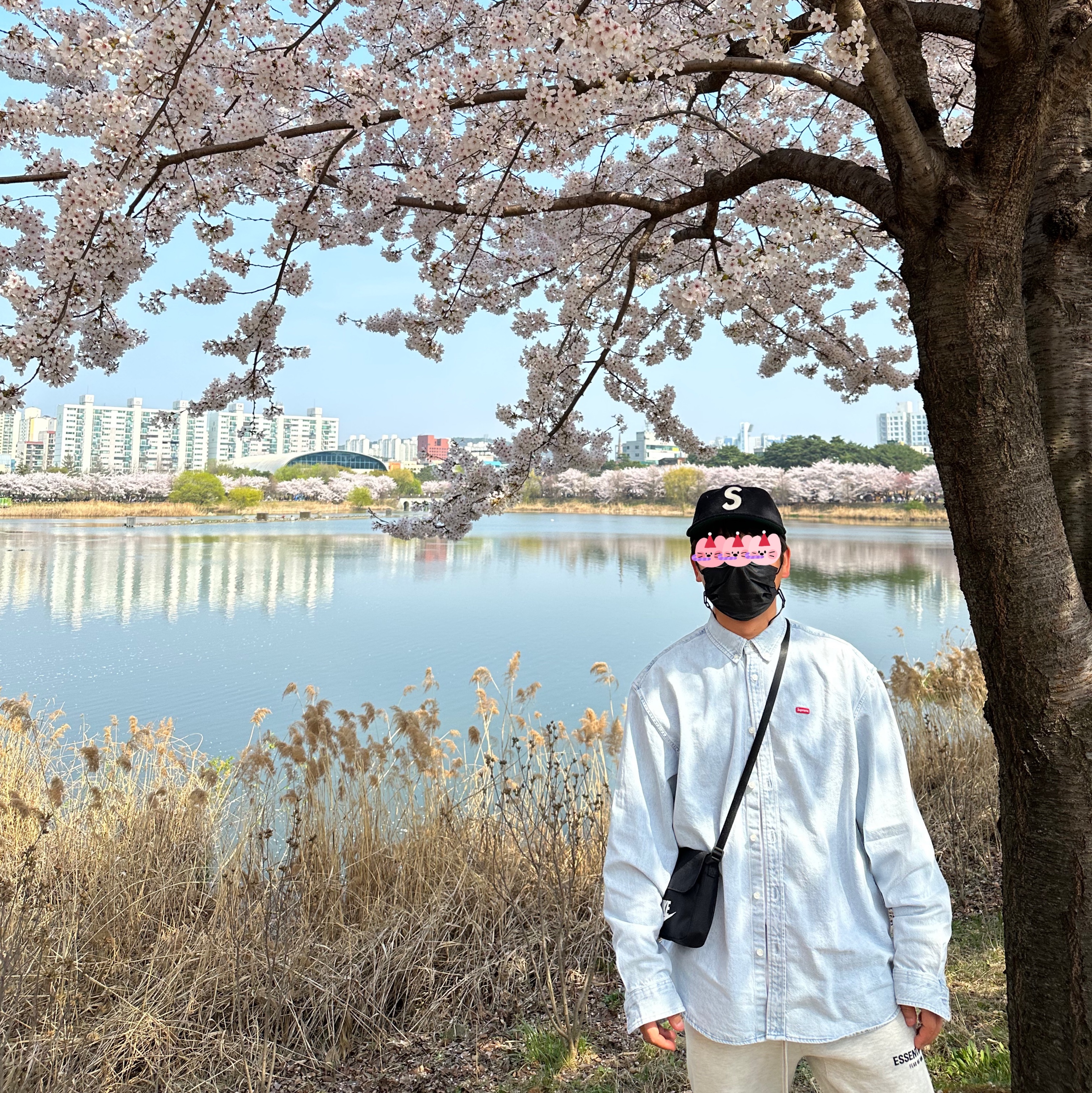 Essentials The Core Collection Relaxed Sweatpants Light Oatmeal, Supreme Ebbets S Logo Fitted 6-Panel Black - 23SS 착용 스타일