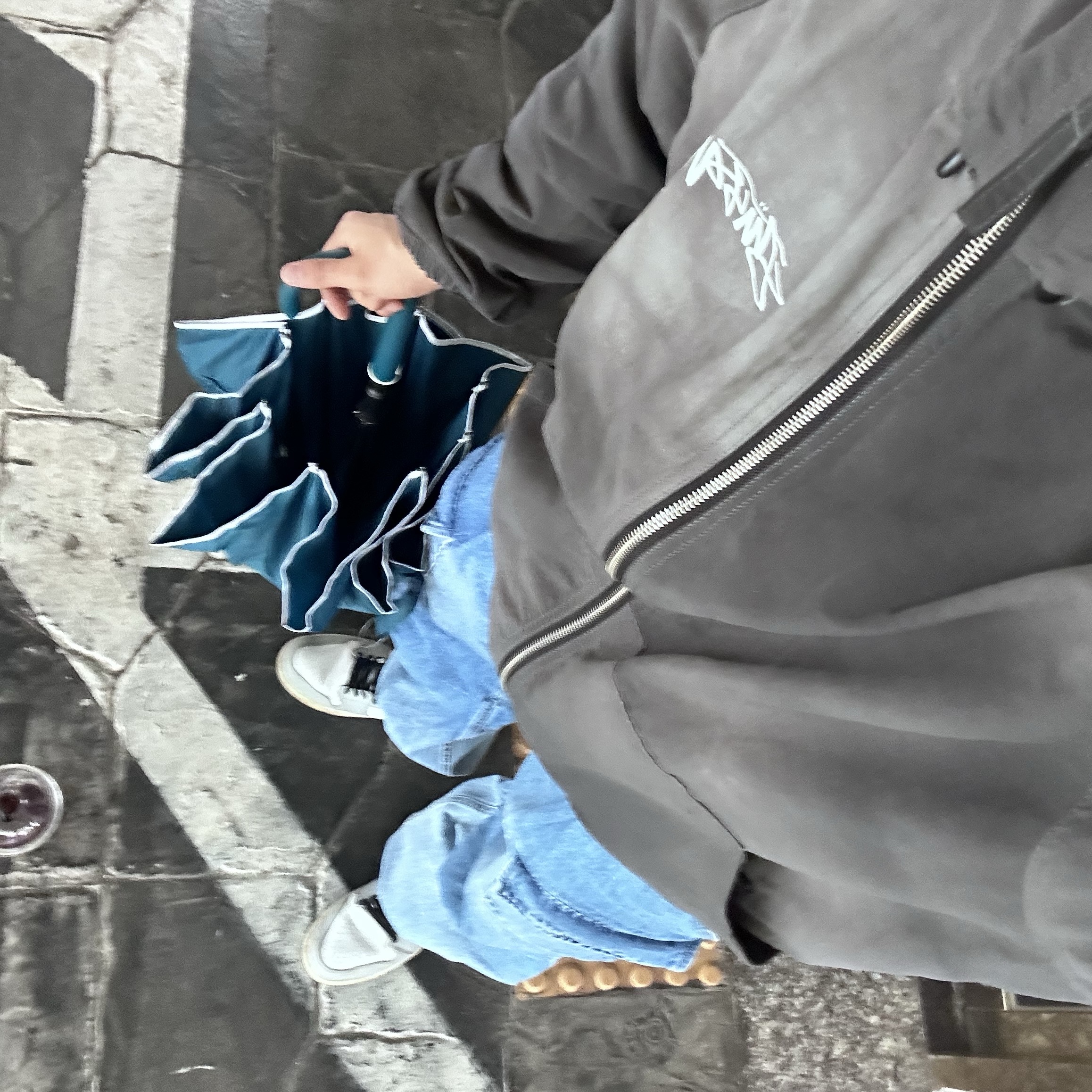 Stussy Wave Dye Beach Shell Jacket Black, Jordan 1 Mid Light Smoke Grey 착용 스타일