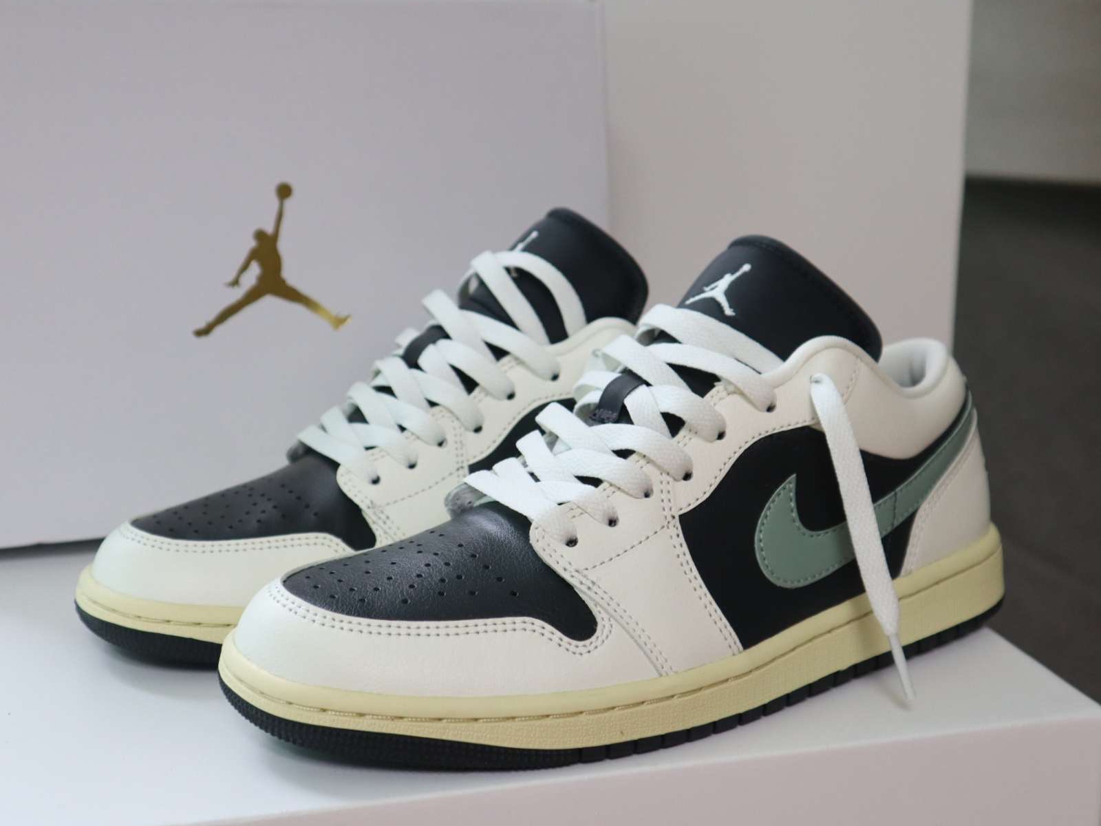 (W) Jordan 1 Low Anthracite Sail 착용 스타일 - 1