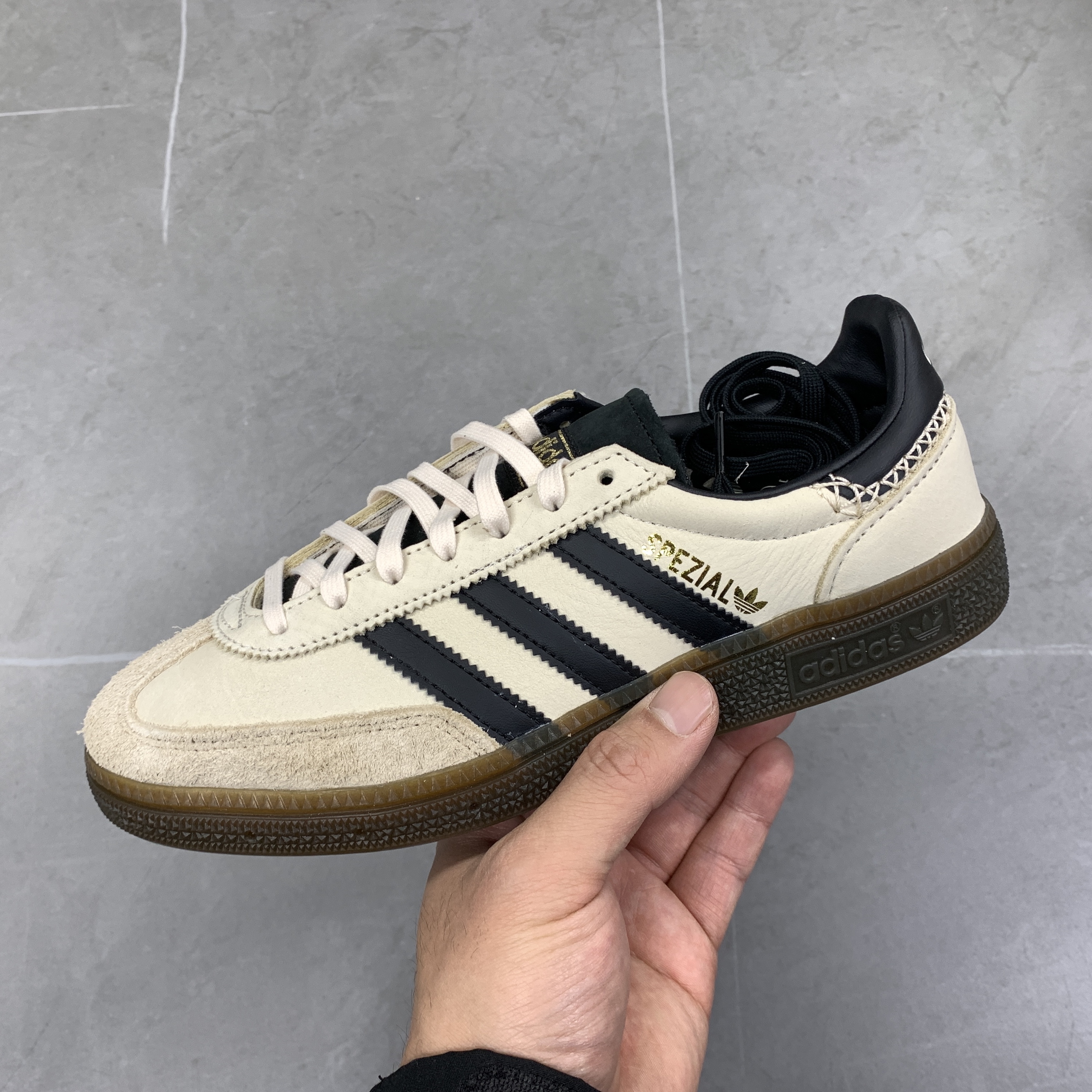 (W) Adidas Spezial Handball Wonder White Core Black 착용 스타일