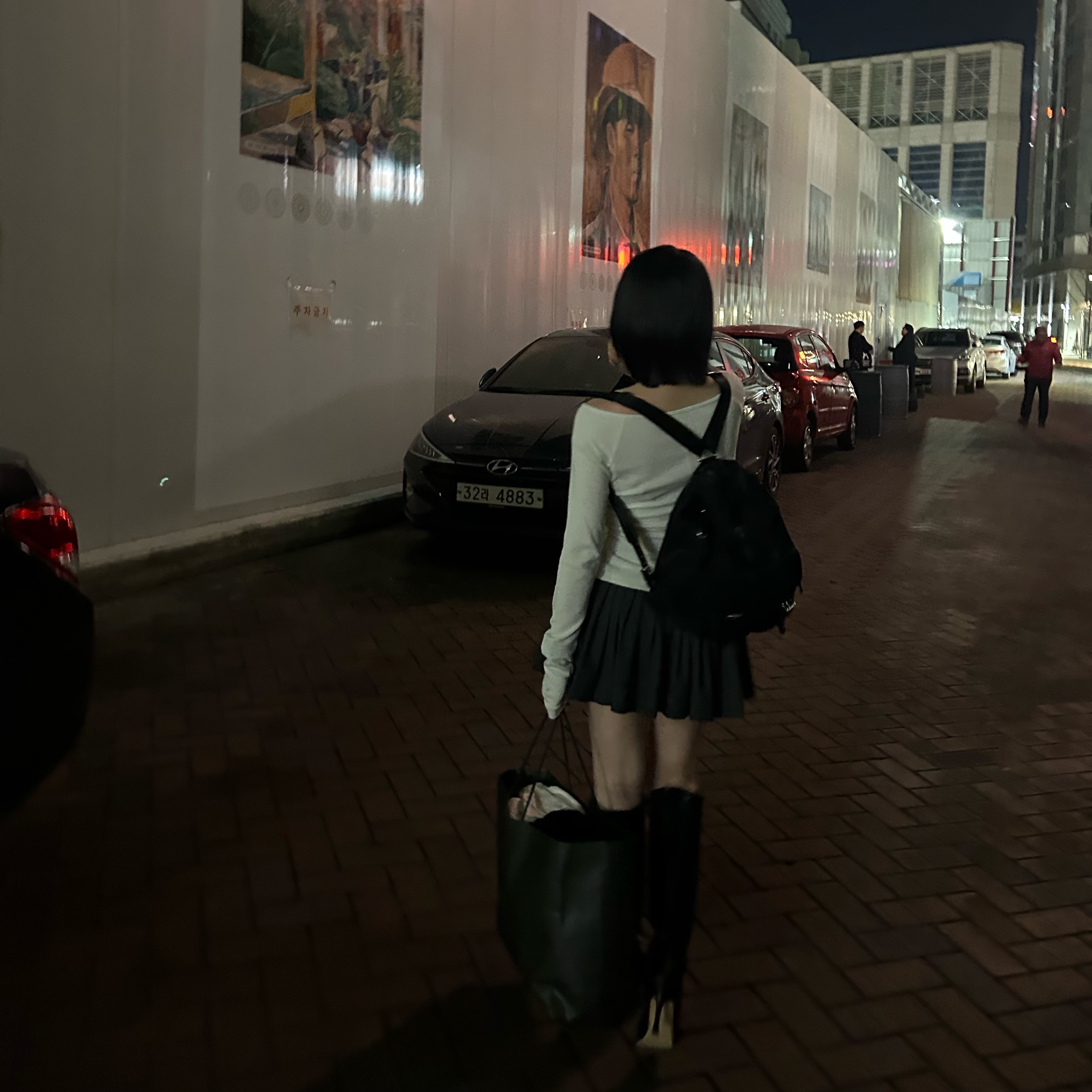 (W) Bohemian Seoul Hairy Round Neck Knit Cardigan Ivory, Prada Re-Nylon Medium Backpack Black 착용 스타일 - 1