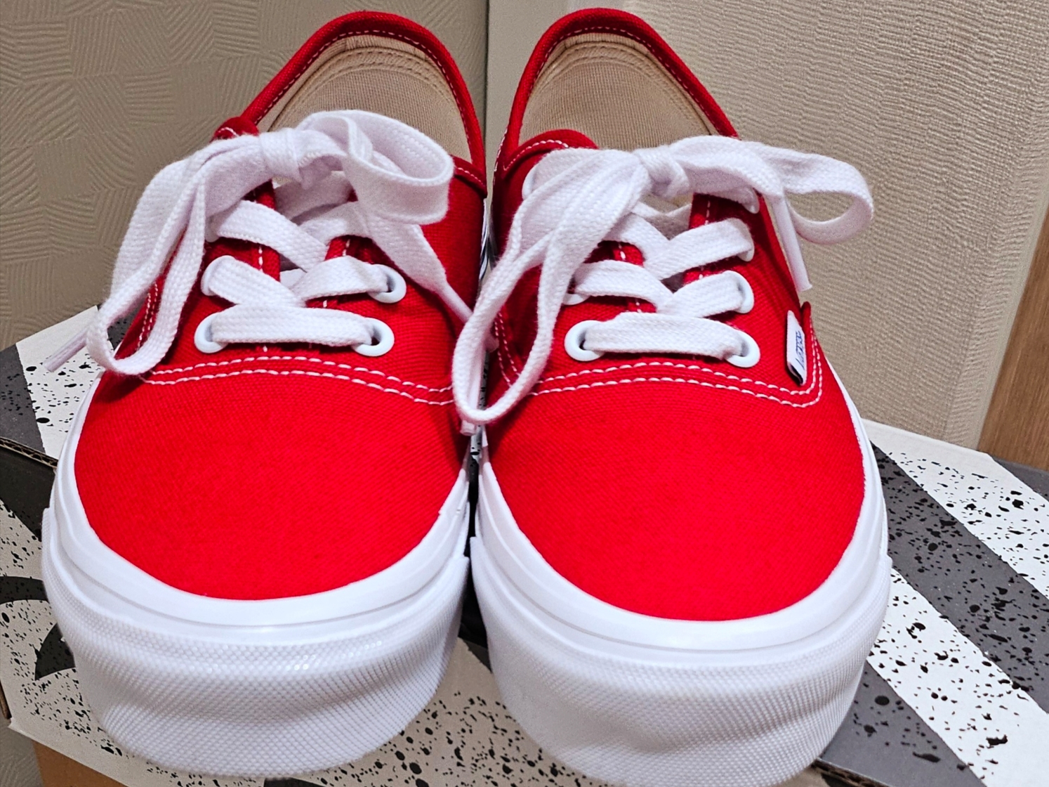 (W) Nike Cortez White Red Stardust, Vans Vault OG Authentic LX Red 착용 스타일 - 2