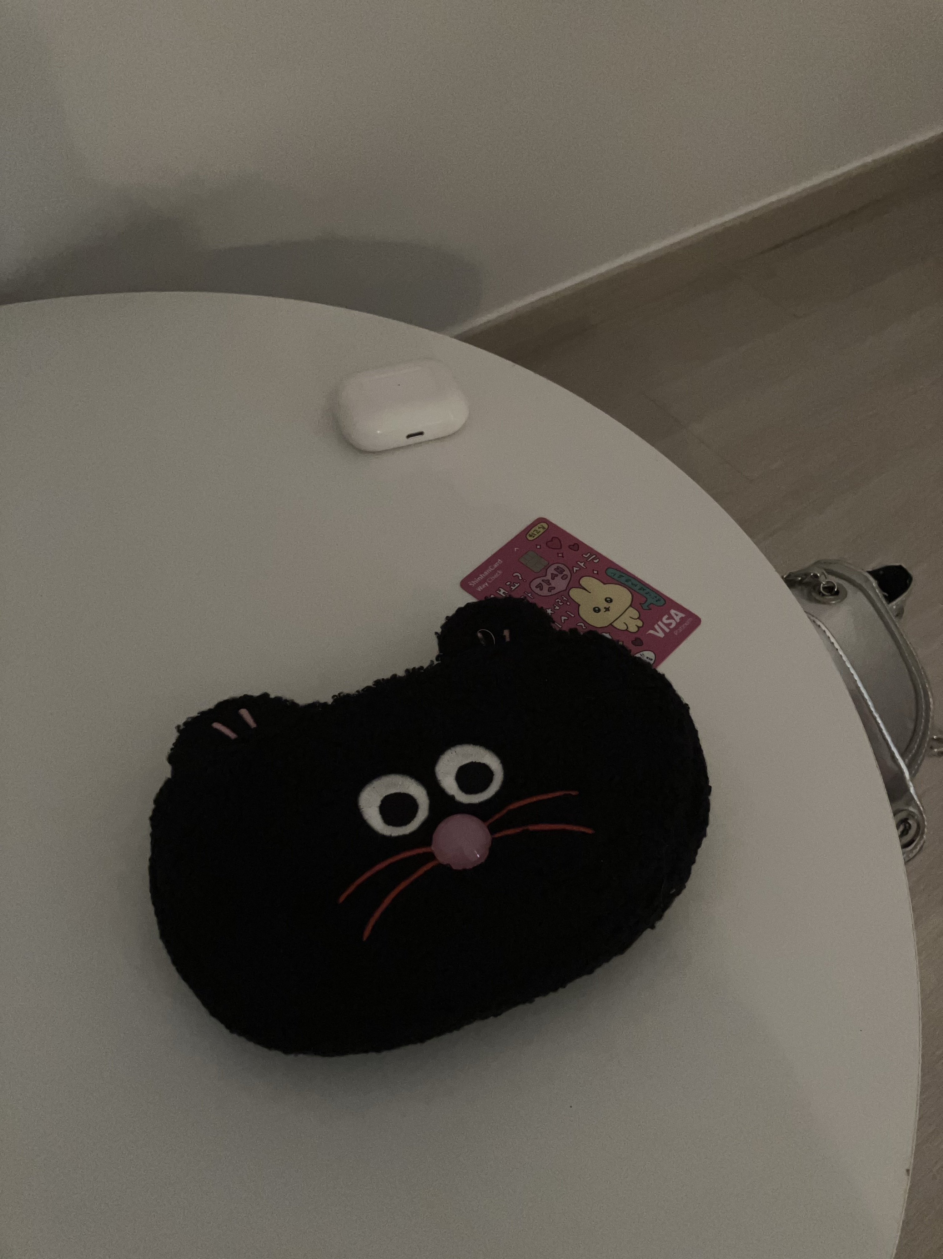 Monamhee Pouch Black 착용 스타일 - 1