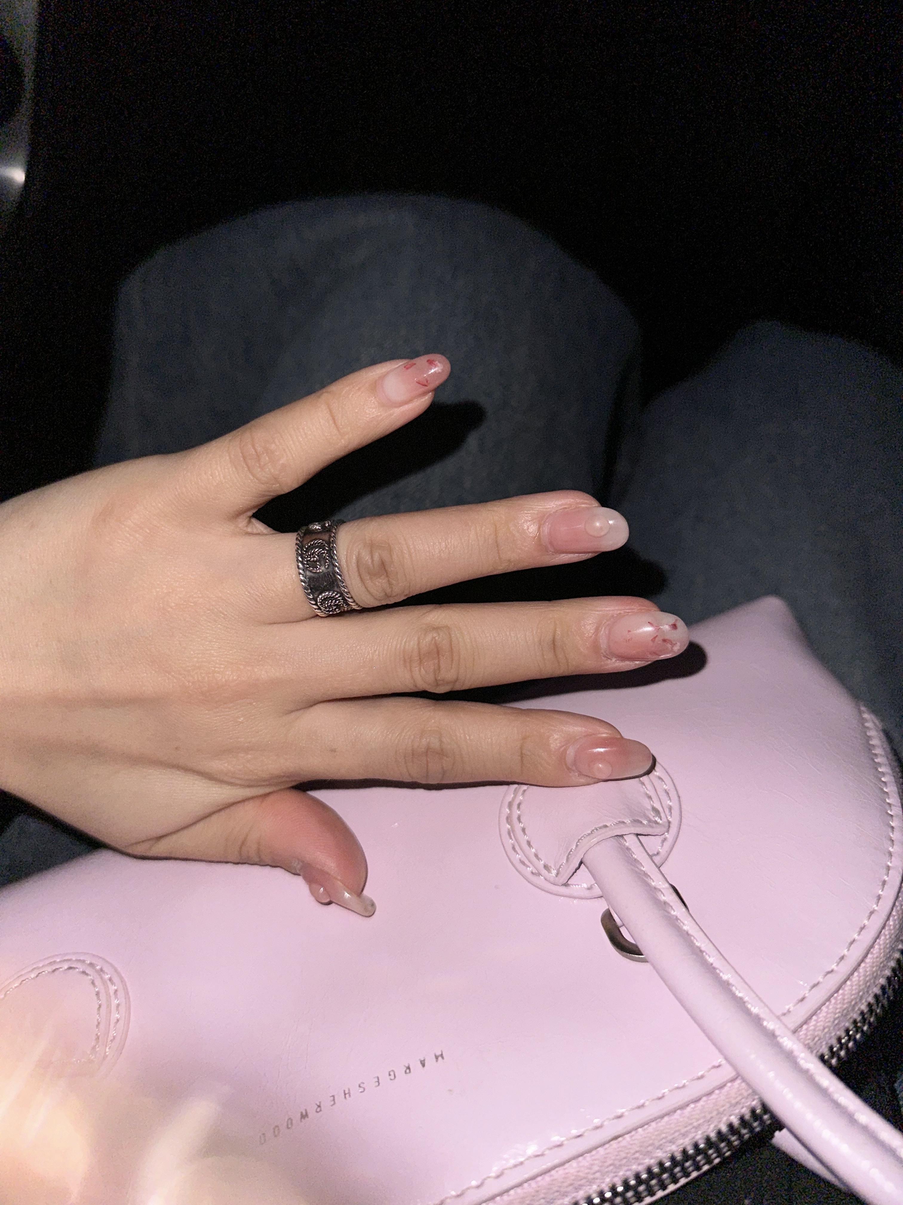 Gucci Double G Ring Silver Aged Finish, Gucci Ring with Double G Silver 착용 스타일 - 2