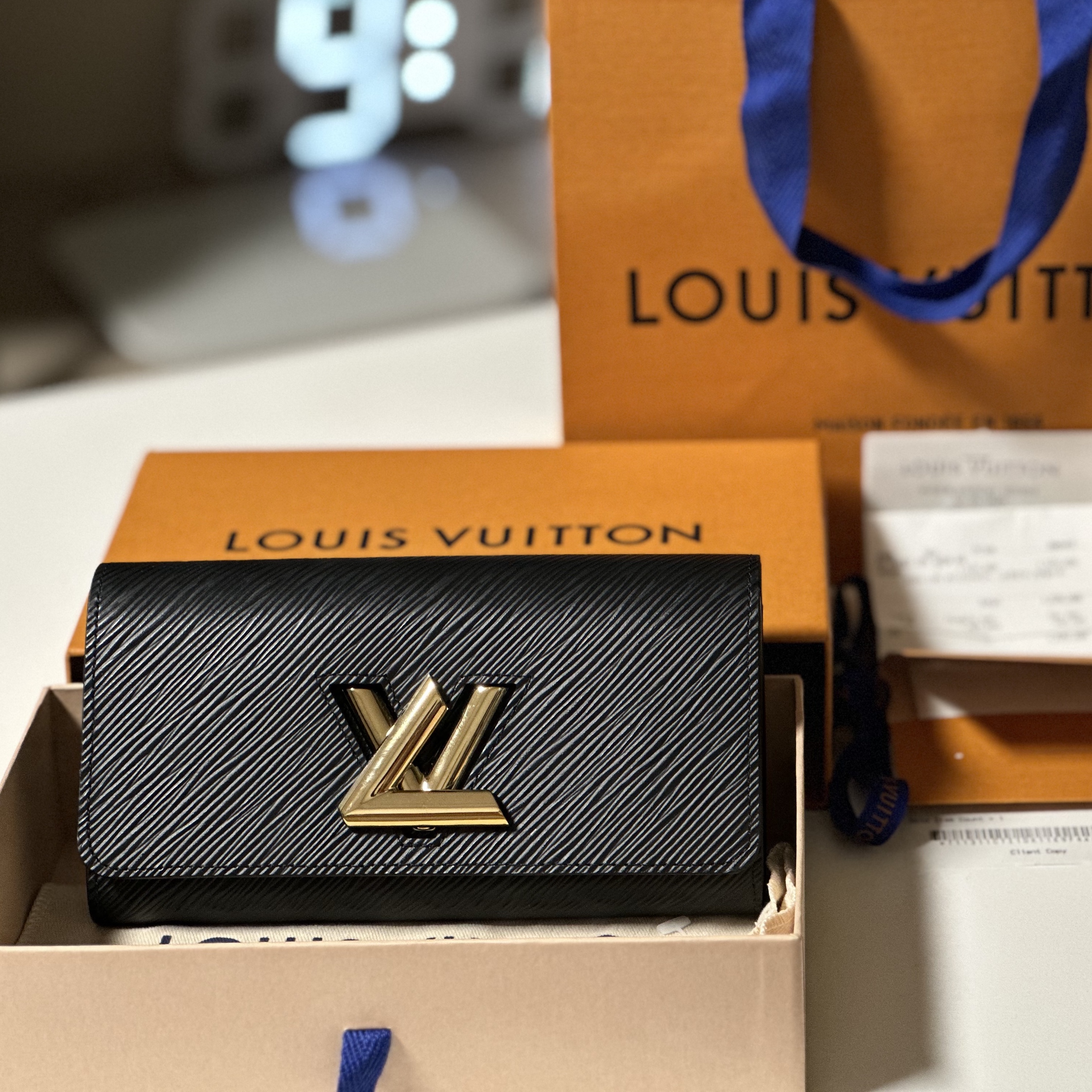 Louis Vuitton Twist Wallet Epi Black Gold 착용 스타일 - 1