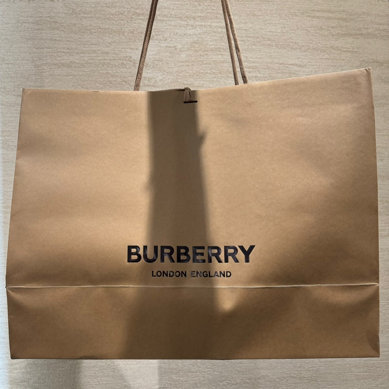 (W) Burberry Quilted Cropped Barn Jacket Black, (W) Burberry Cropped Reversible Check Jacket Sand 착용 스타일 - 3