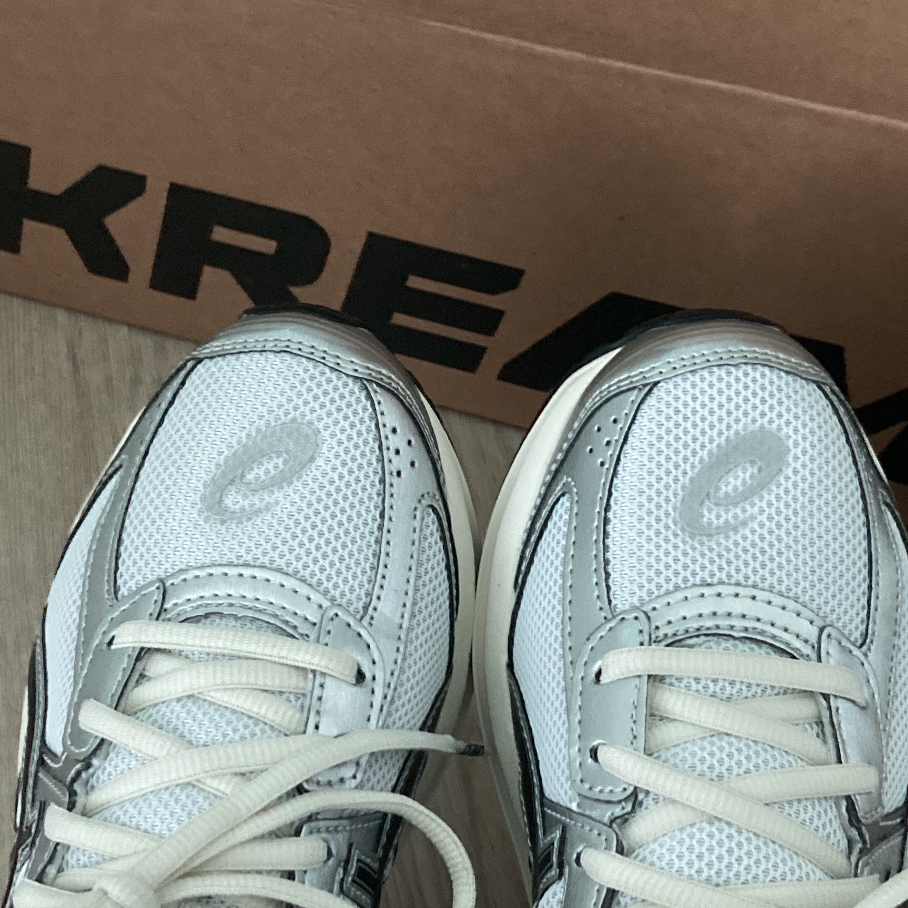 Asics Jog 100 S White Black - 2E Wide 착용 스타일