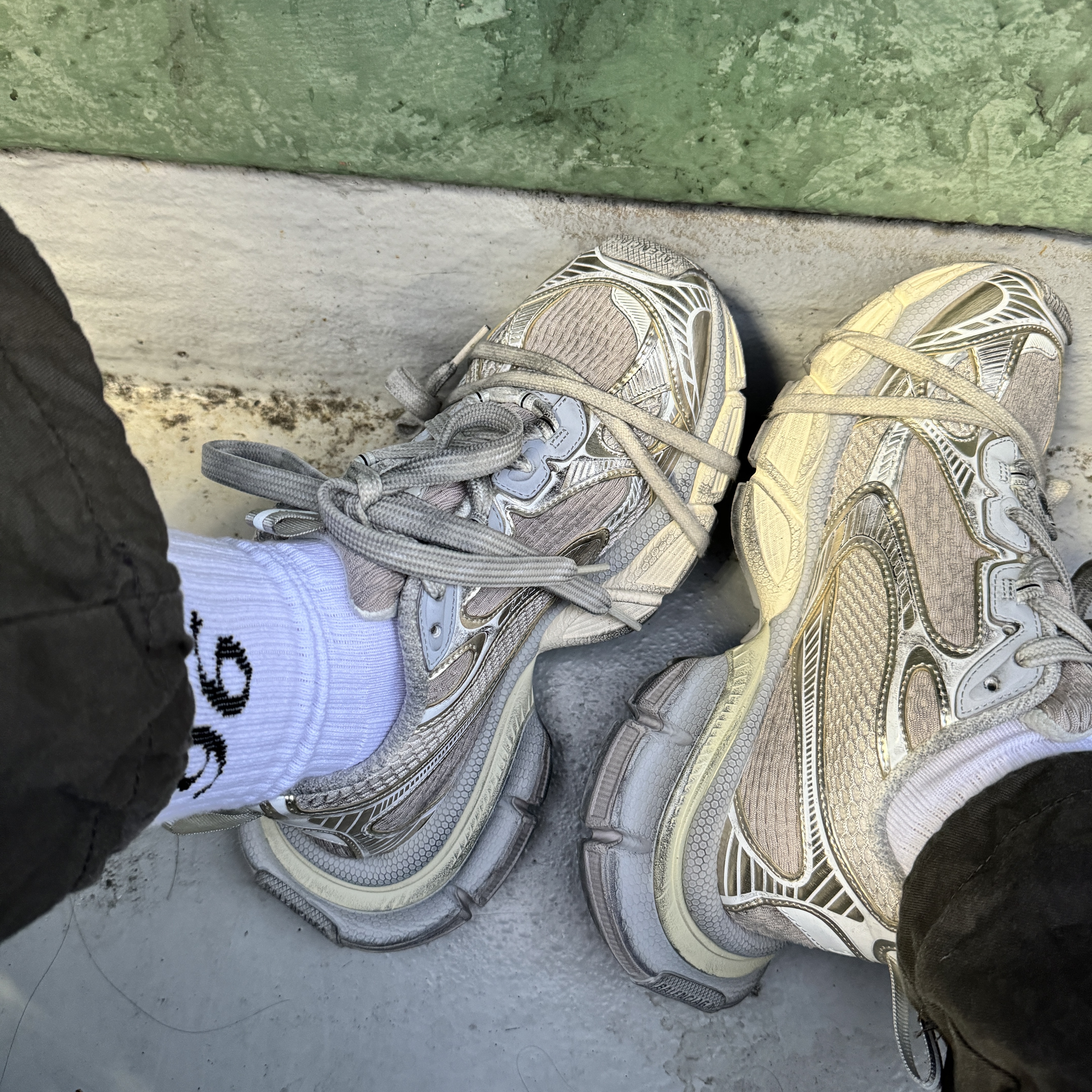 Balenciaga 3XL Sneakers Light Beige 착용 스타일