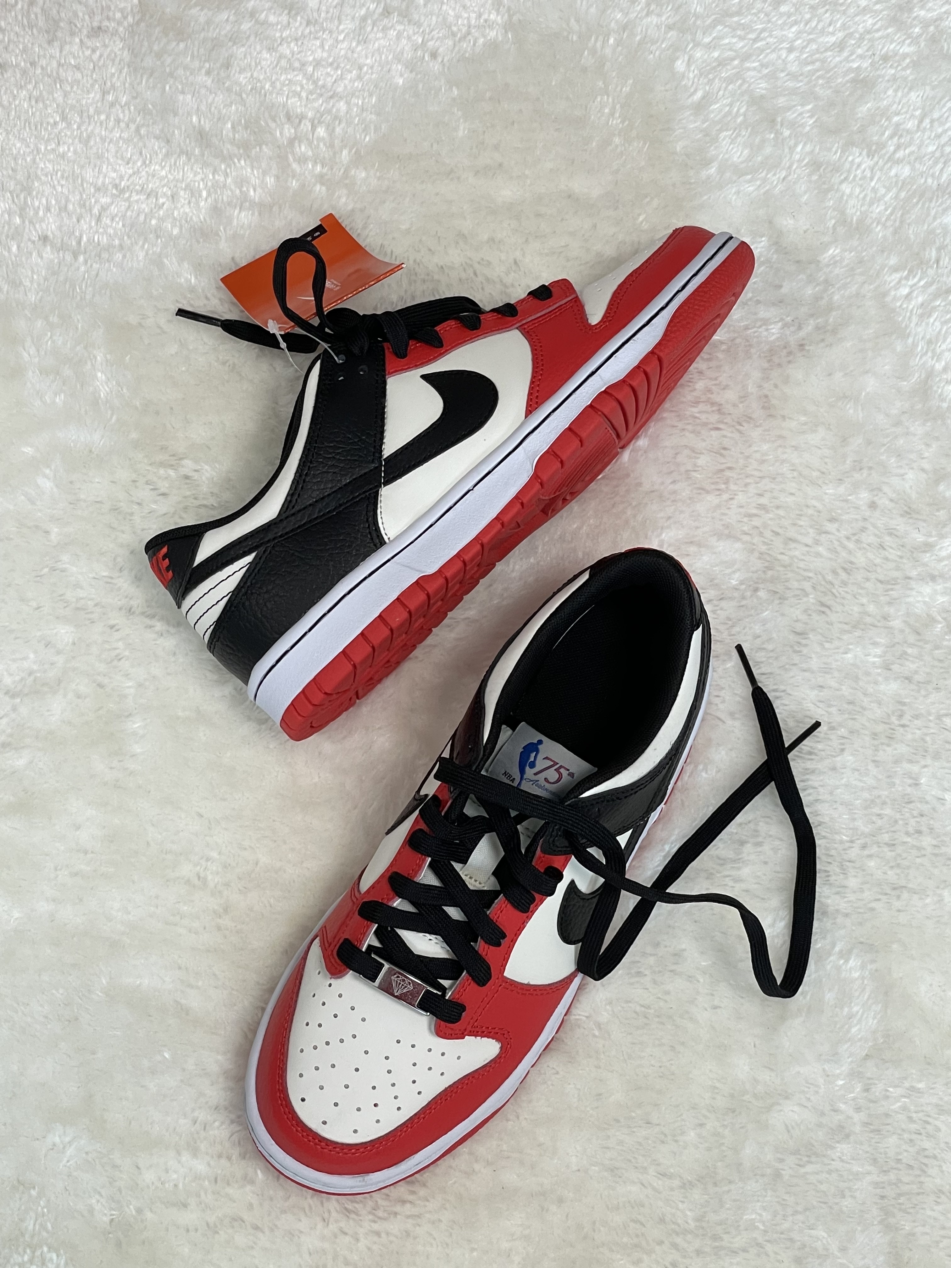(GS) Nike x NBA Dunk Low Black and Chile Red 착용 스타일 - 1