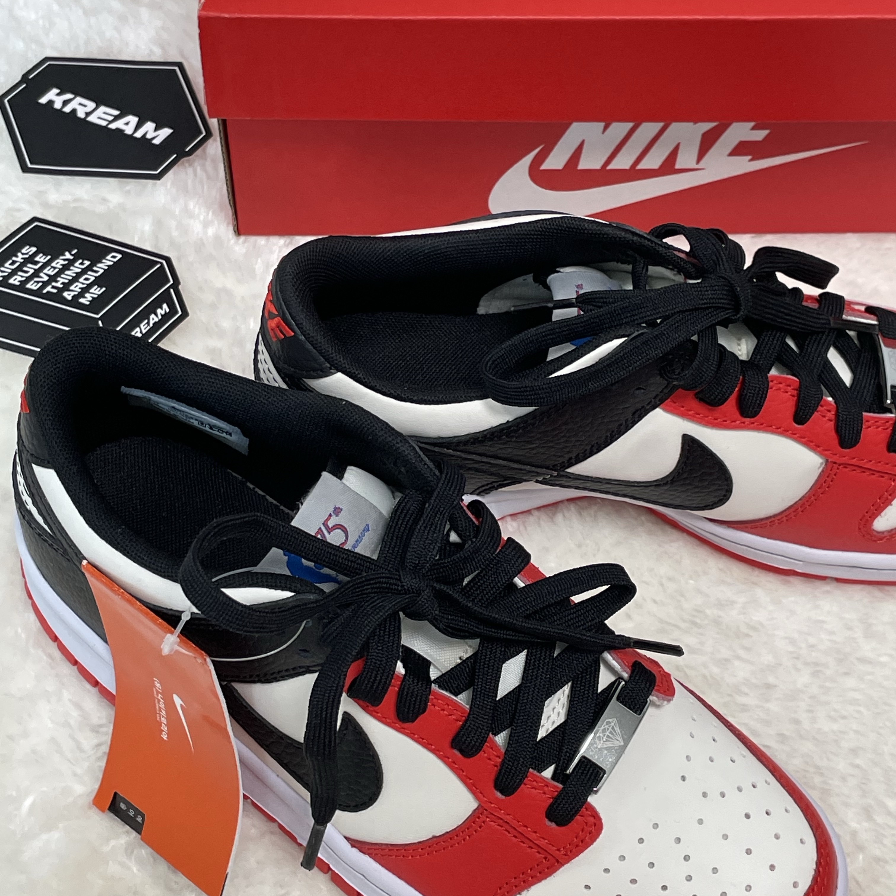 (GS) Nike x NBA Dunk Low Black and Chile Red 착용 스타일 - 3
