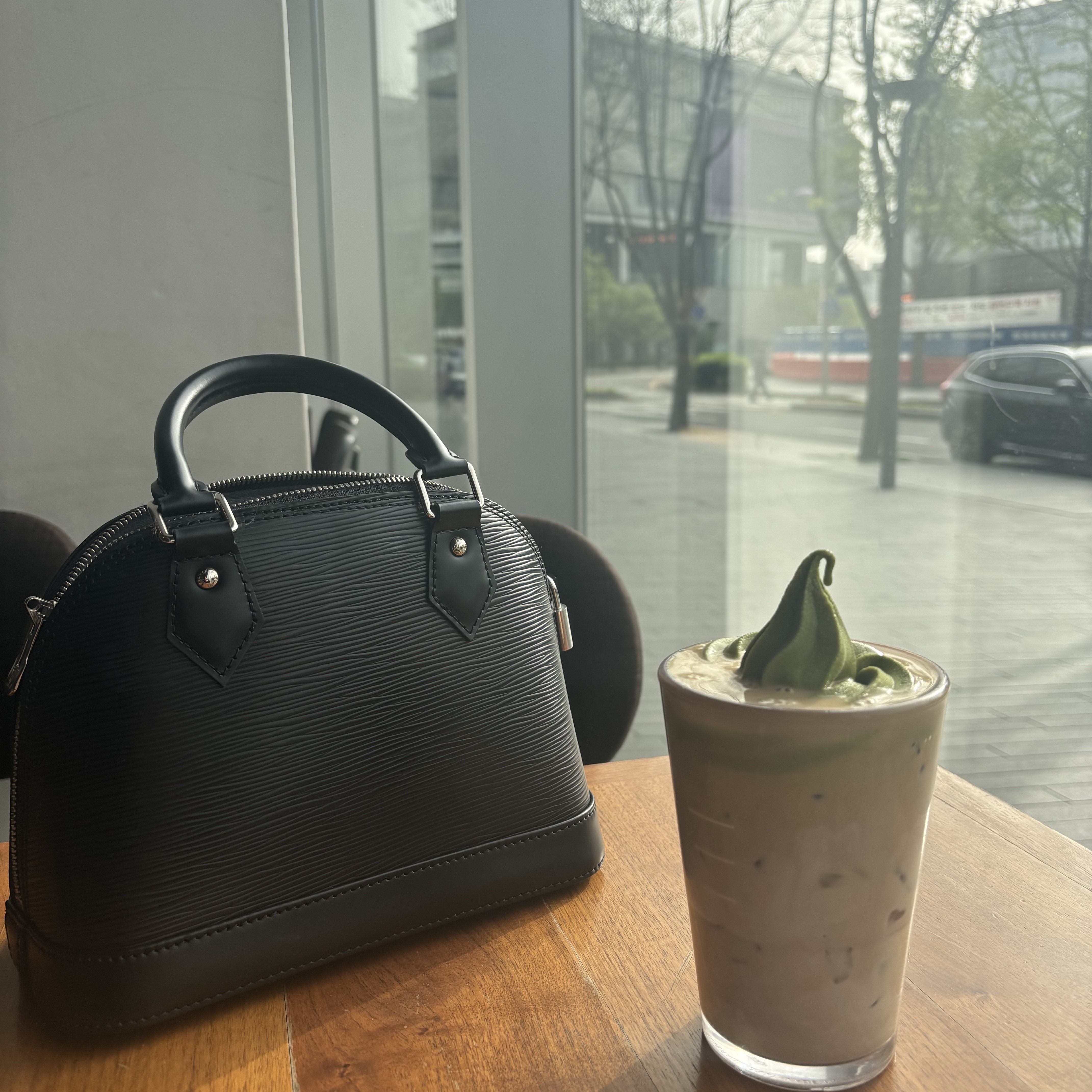 Louis Vuitton Alma BB Epi Black 착용 스타일