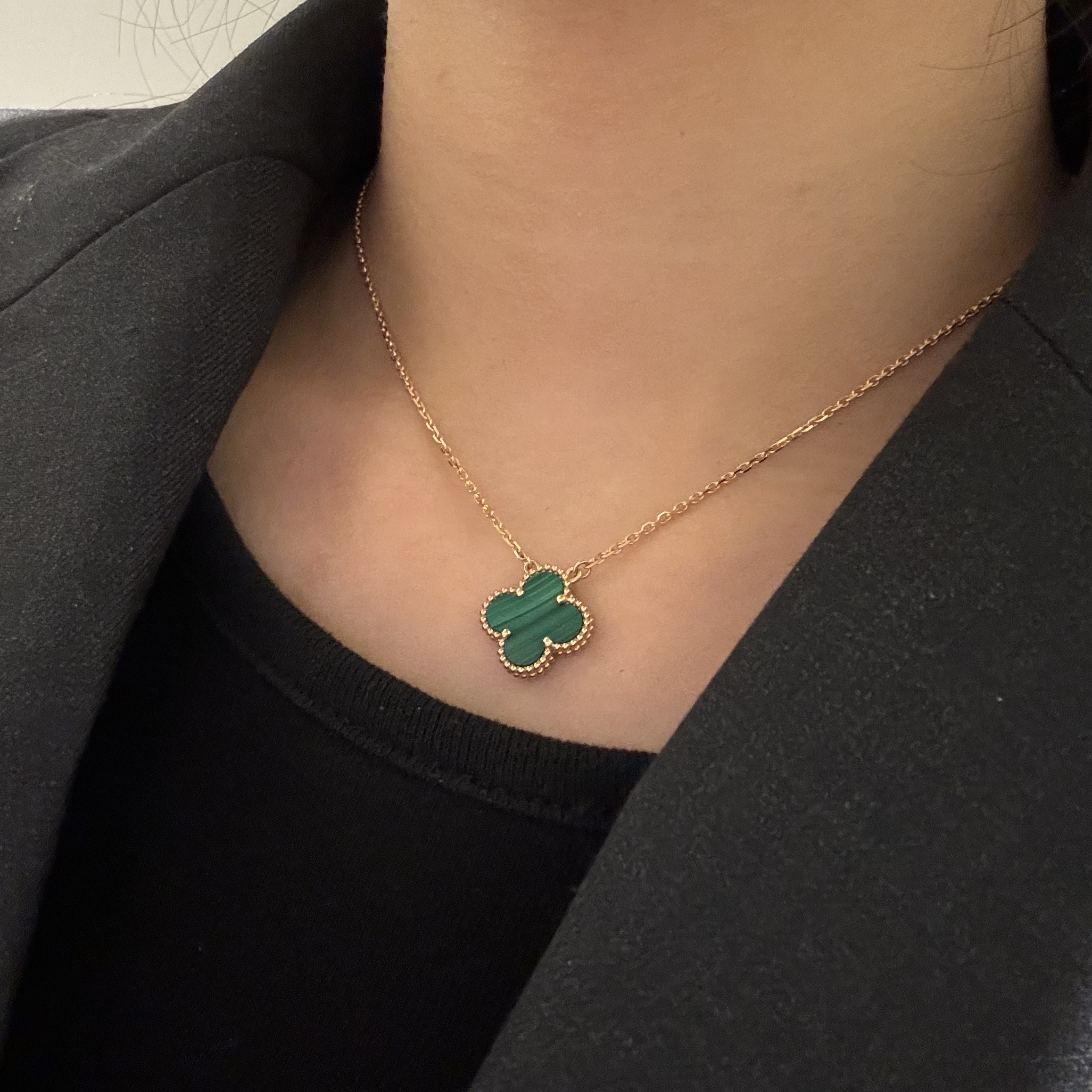 (W) Van Cleef & Arpels Vintage Alhambra Pendant Yellow Gold Malachite 착용 스타일
