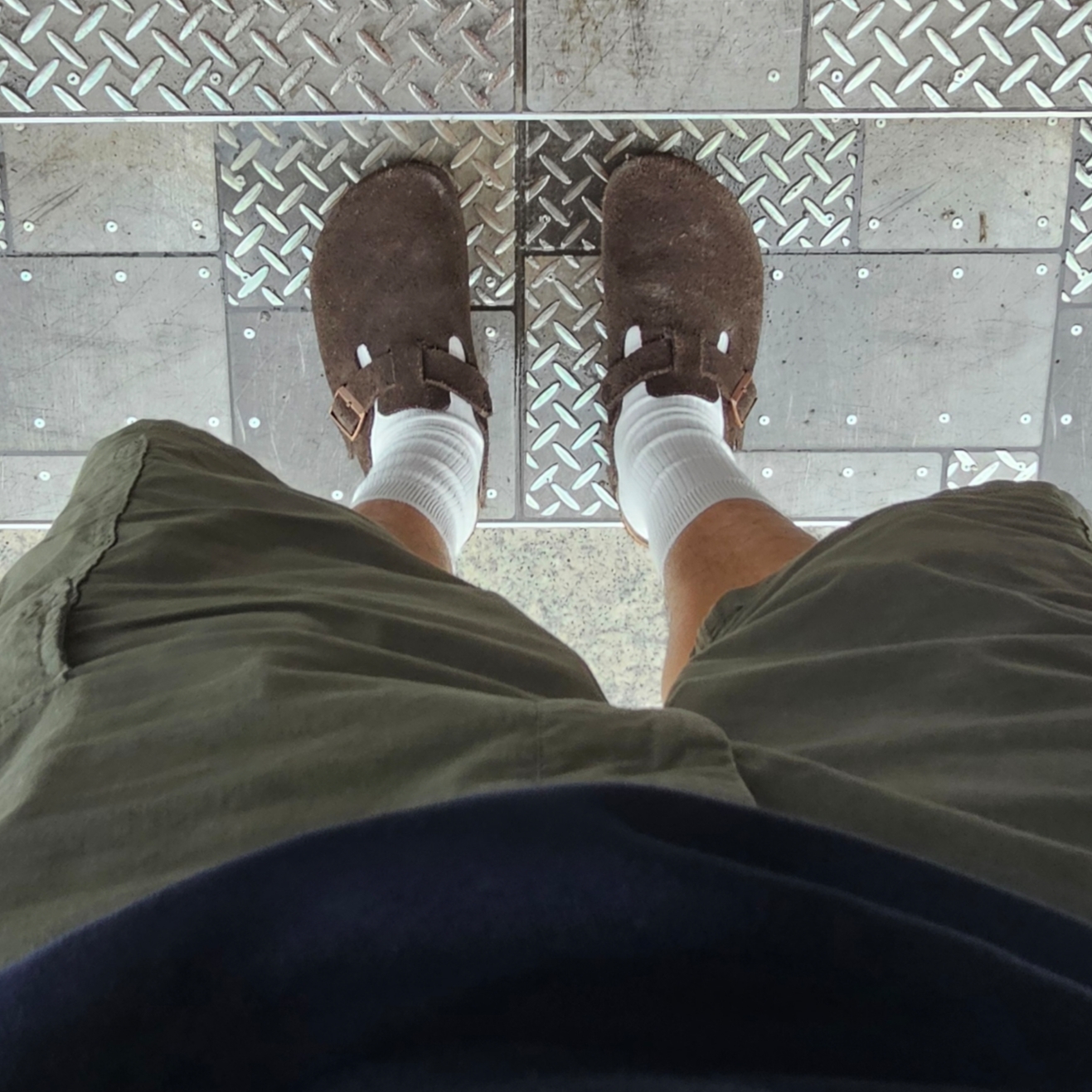 Birkenstock Boston Soft Footbed Mocha - Regular, New Balance 2002R Sandstone Magnet 착용 스타일 - 1