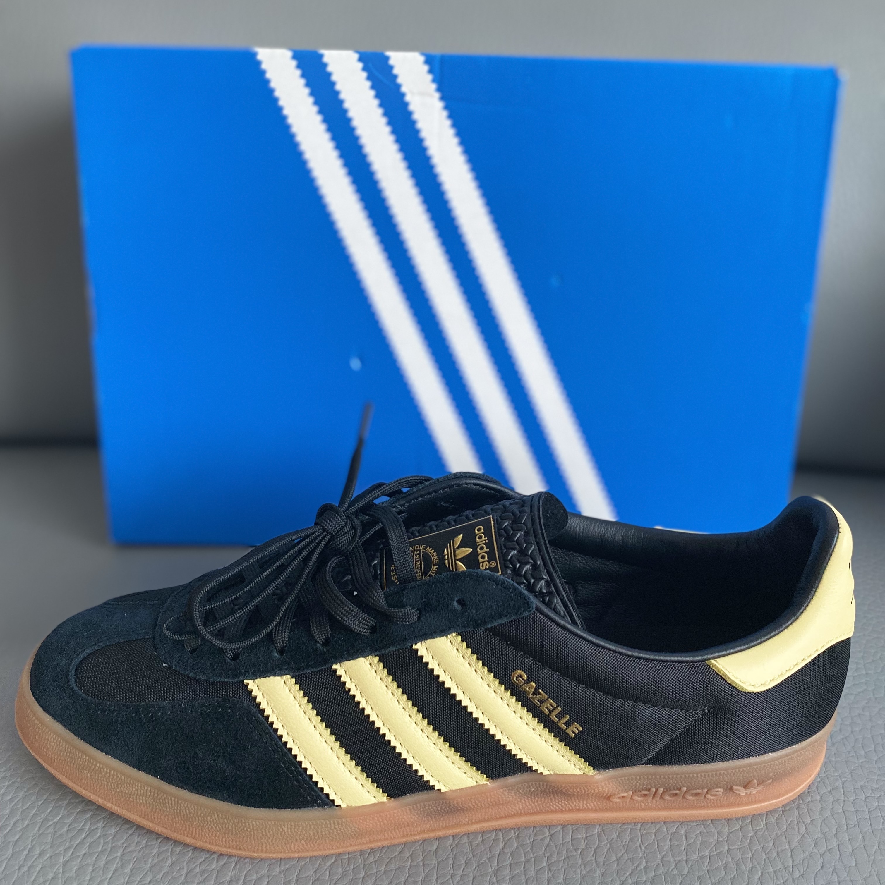 Adidas Gazelle Indoor Core Black Almost Yellow Gum 착용 스타일