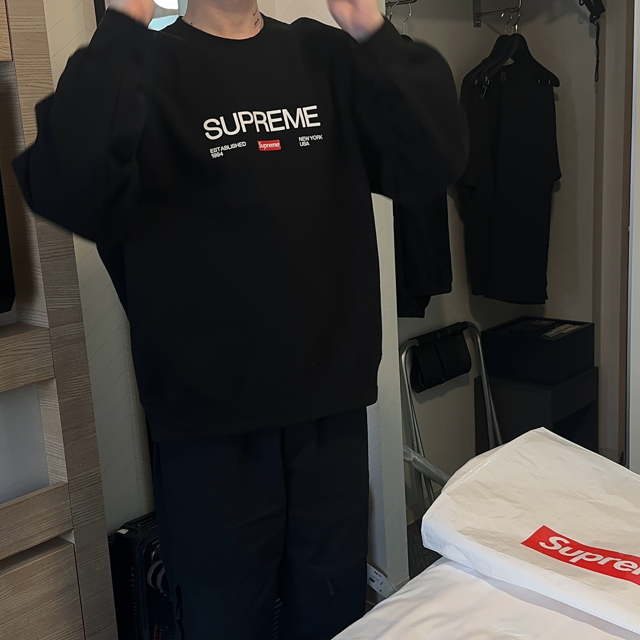 Supreme Established Crewneck Black - 24SS 착용 스타일