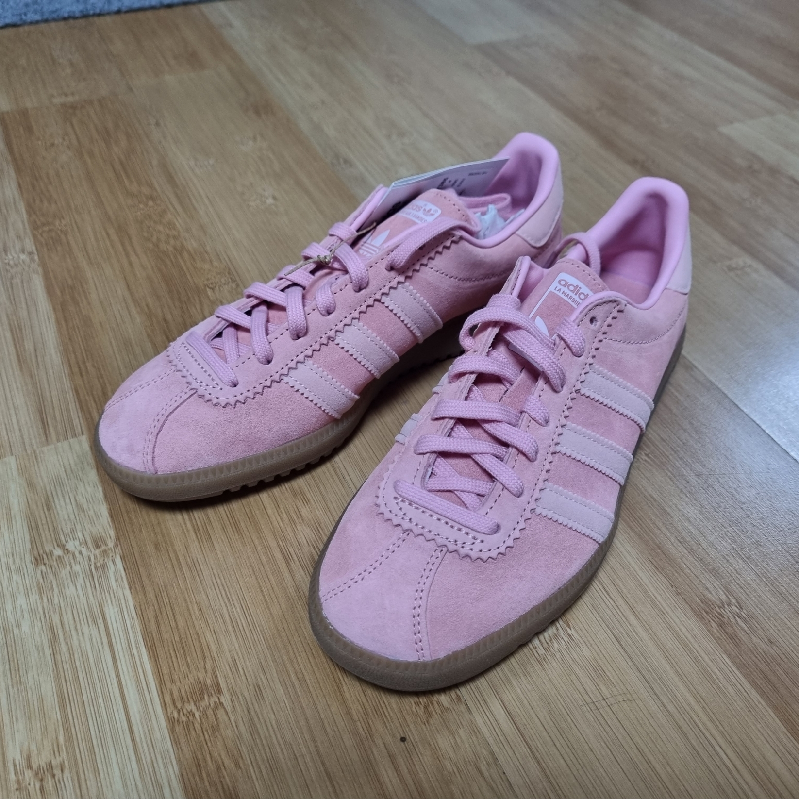 Adidas Bermuda Glow Pink 착용 스타일