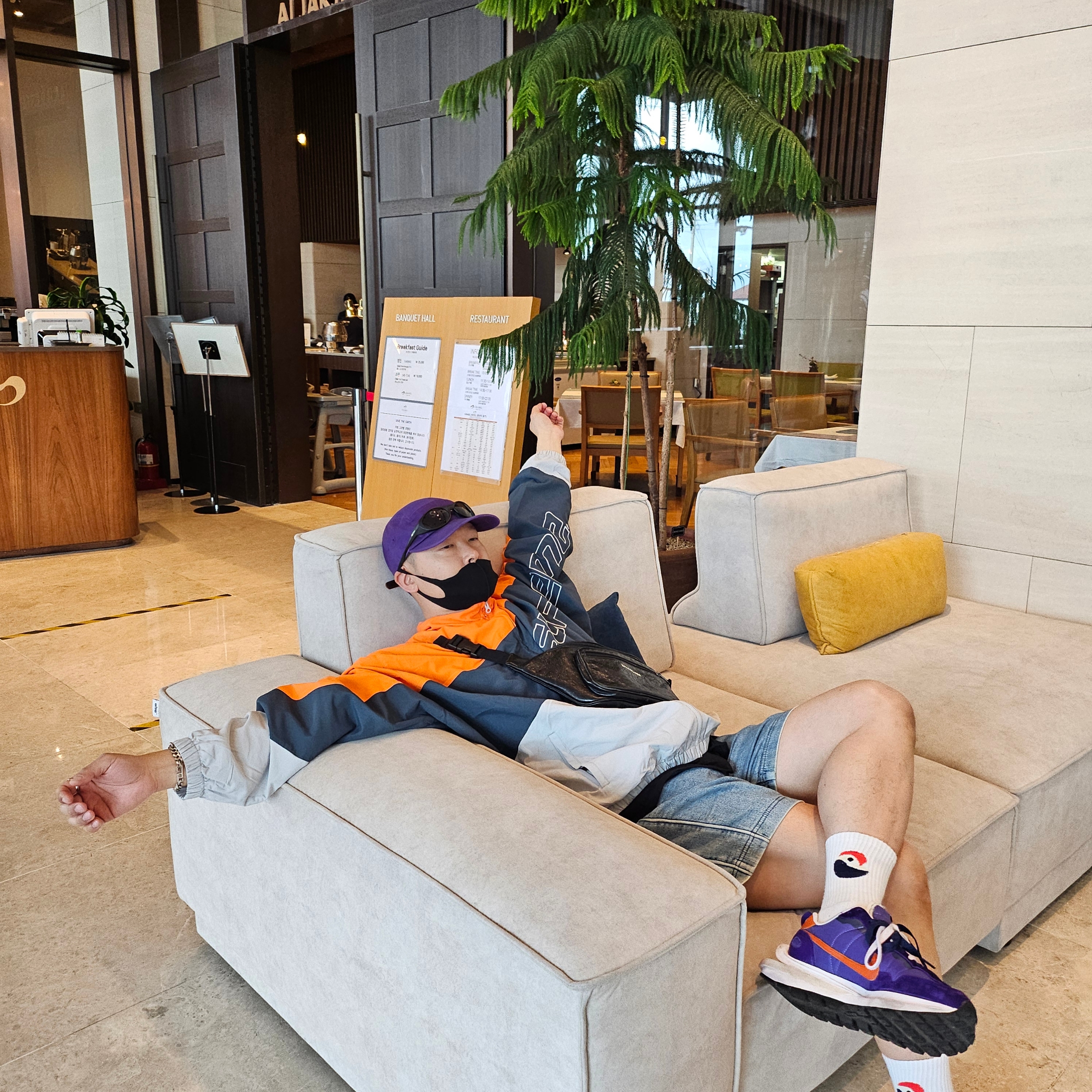 Oakley Eye Jacket Redux Matte Black Frame Prizm Grey Lenses High Bridge Fit, Nike x Sacai VaporWaffle Dark Iris 착용 스타일