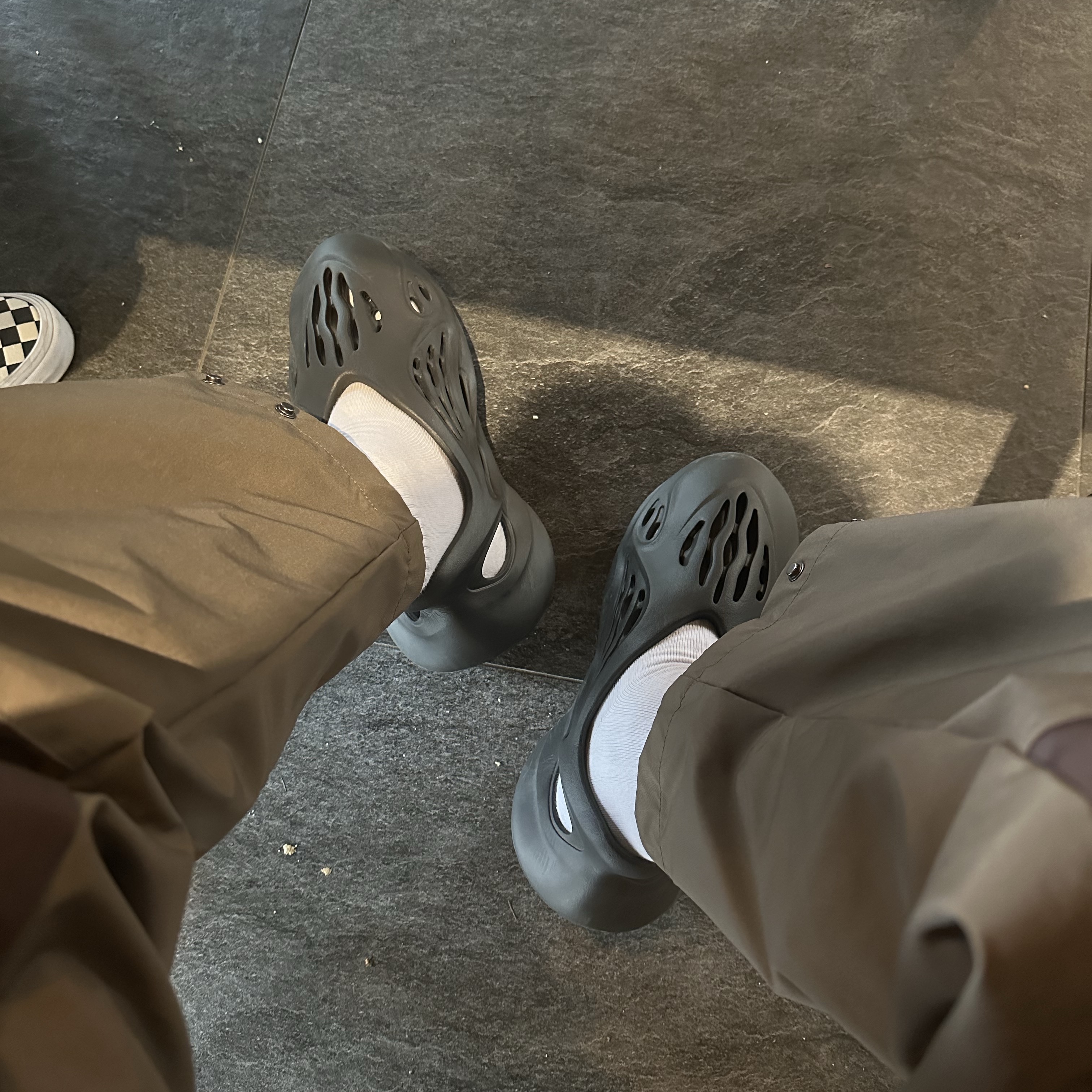 Adidas Yeezy Foam RNNR Onyx 착용 스타일