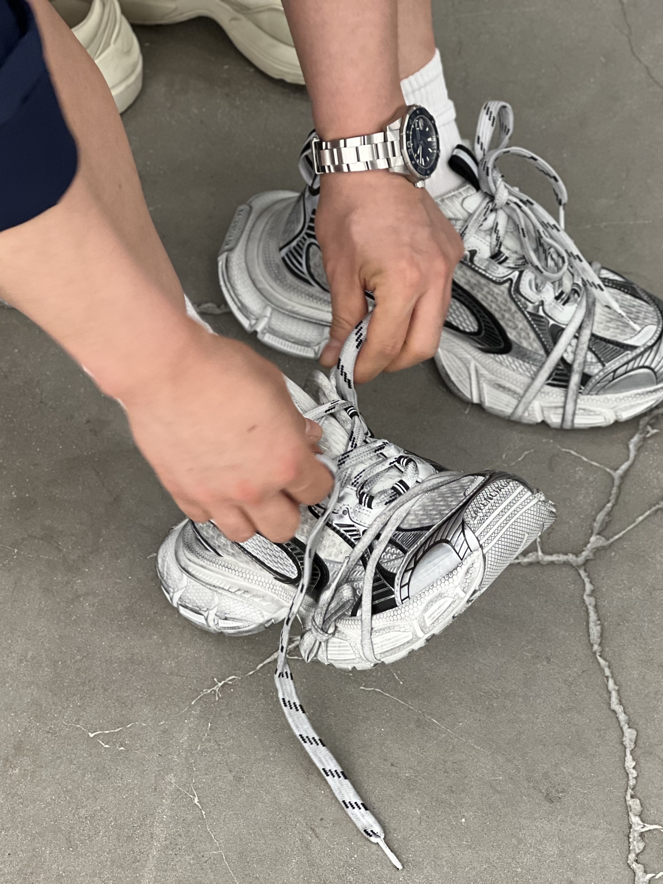 Balenciaga 3XL Sneakers White Black, Gucci Rhyton Anchor Print Sneakers 착용 스타일 - 1
