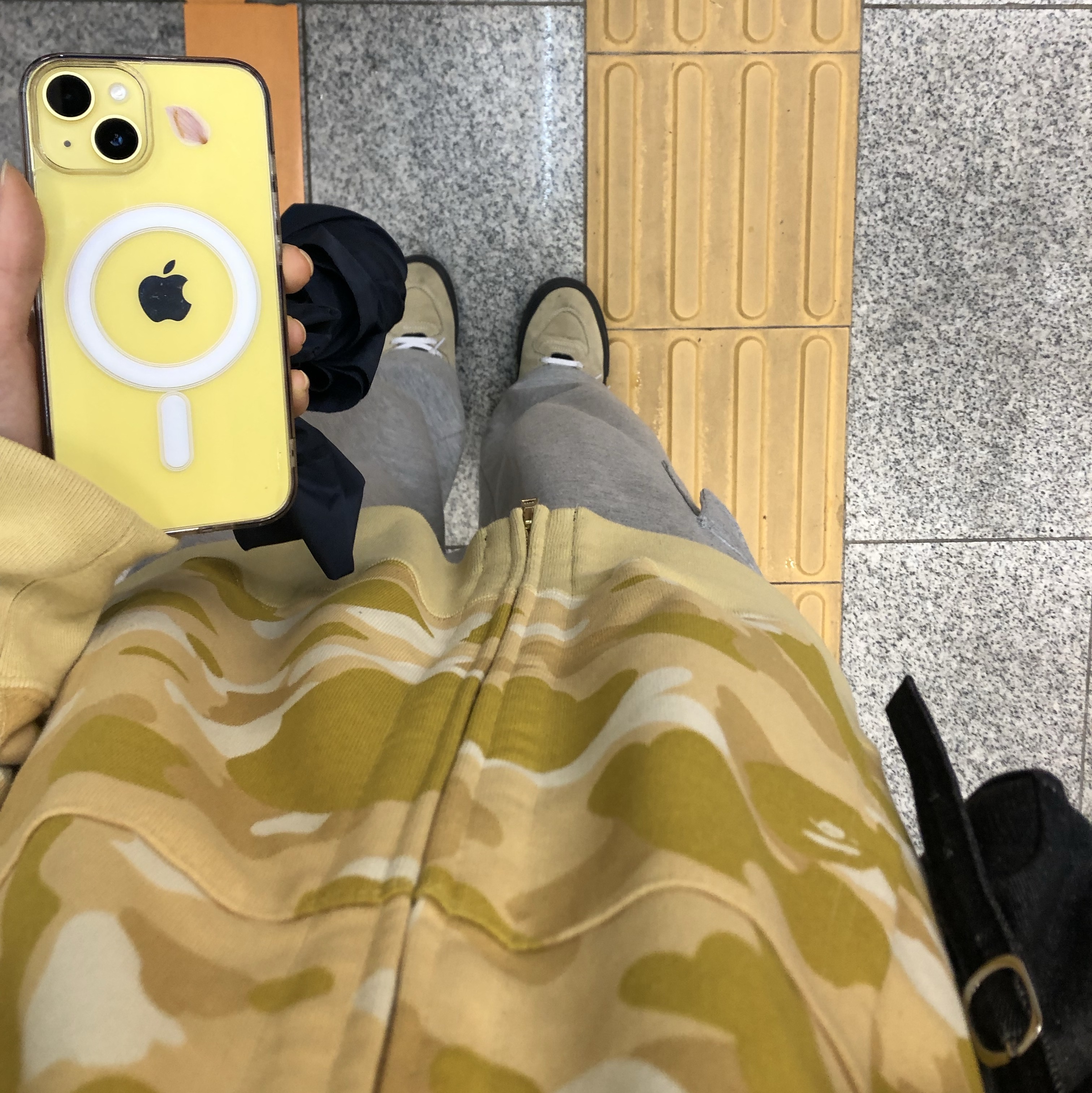 BAPE Color Camo Double Shark Full Zip Hoodie Misted yellow, Adidas X BAPE Lawsuit Sand Cloud White 착용 스타일 - 1