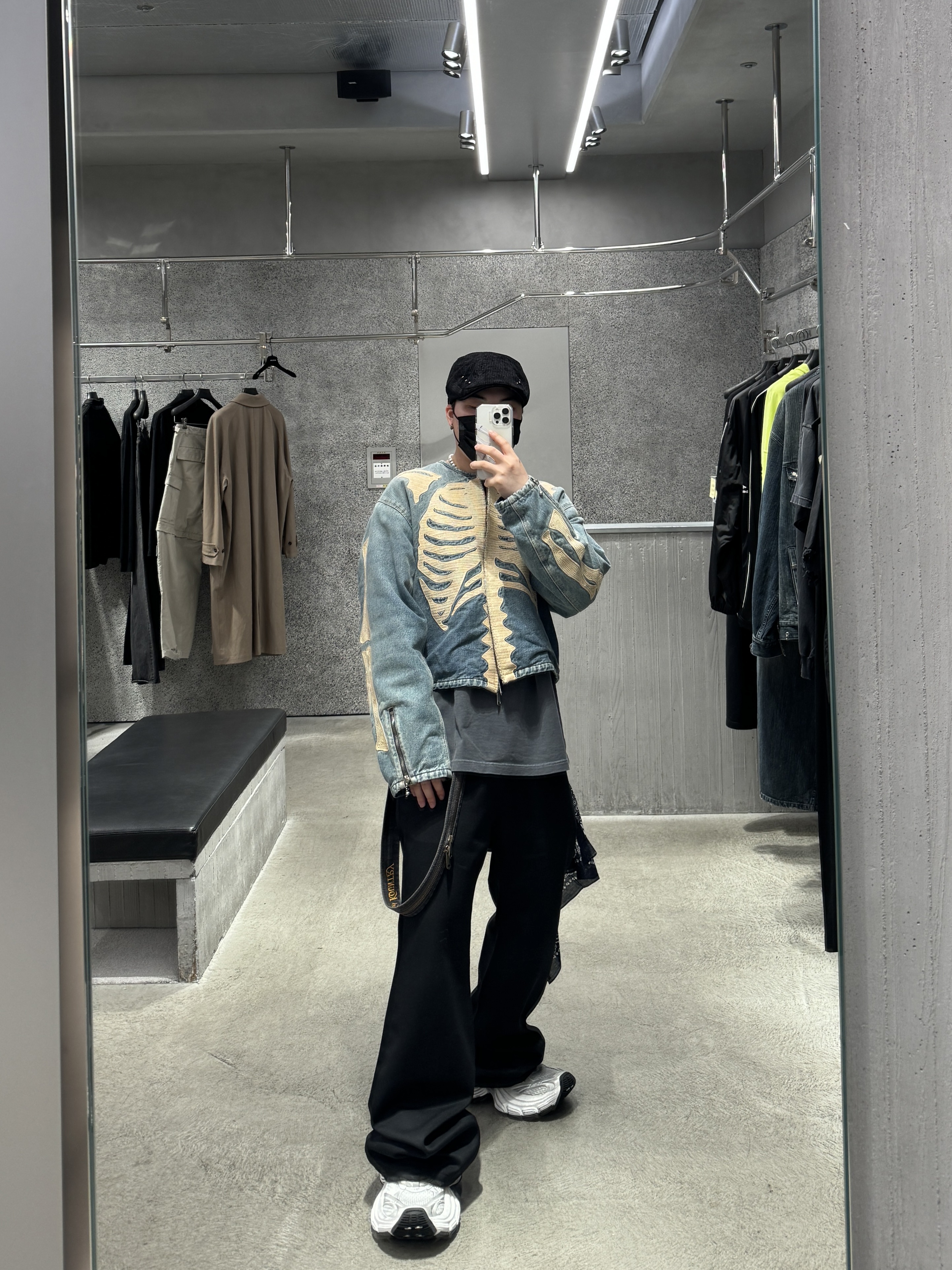 Balenciaga 10XL Sneakers White Grey Silver Black, Kapital 14 oz. Black X Black Denim Motocross Bone Jacket Denim 착용 스타일