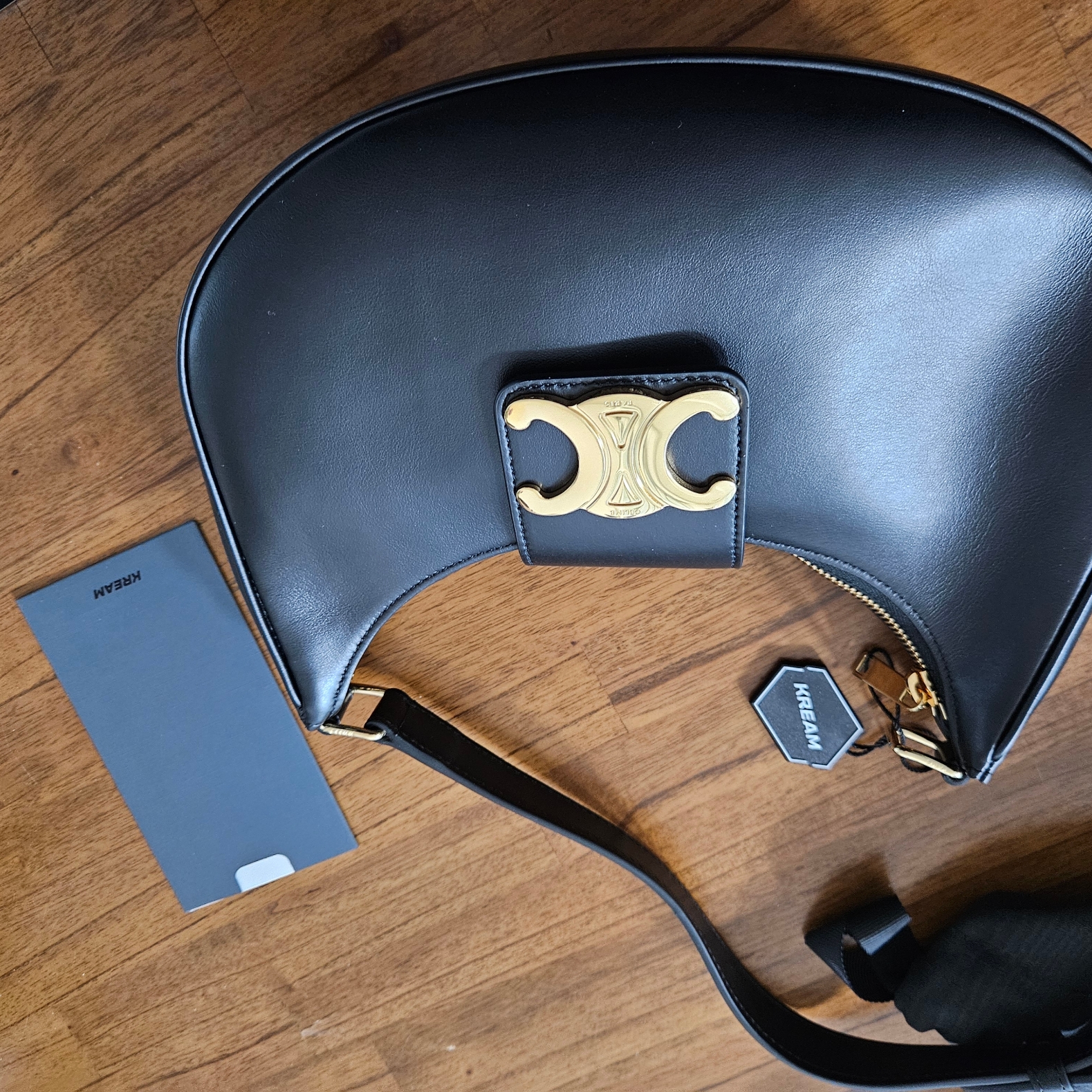 Celine Medium Ava Triomphe Bag in Smooth Calfskin Black 착용 스타일