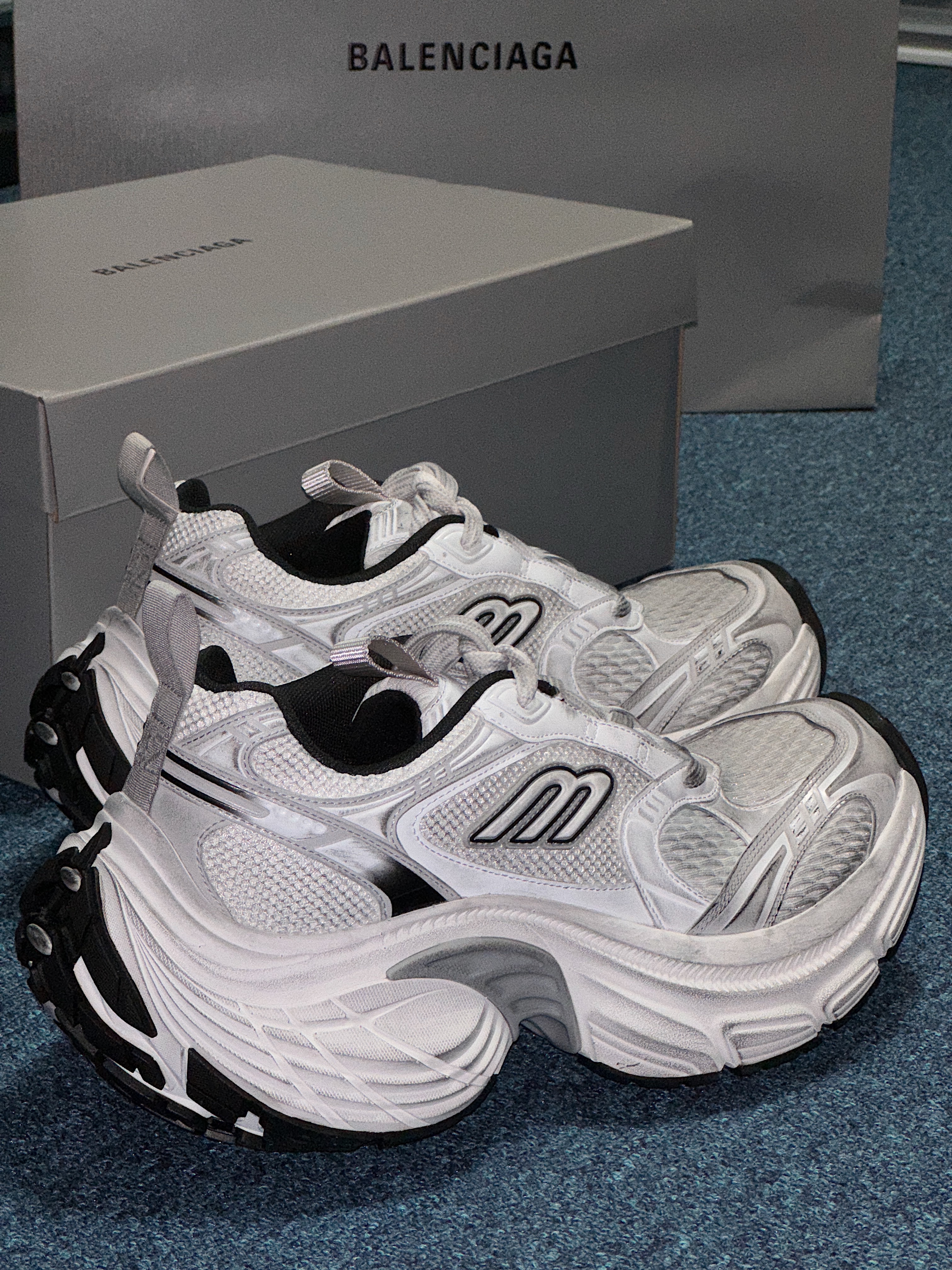 Balenciaga 10XL Sneakers White Grey Silver Black, (W) Balenciaga 10XL Sneakers White Grey Silver Black 착용 스타일 - 4