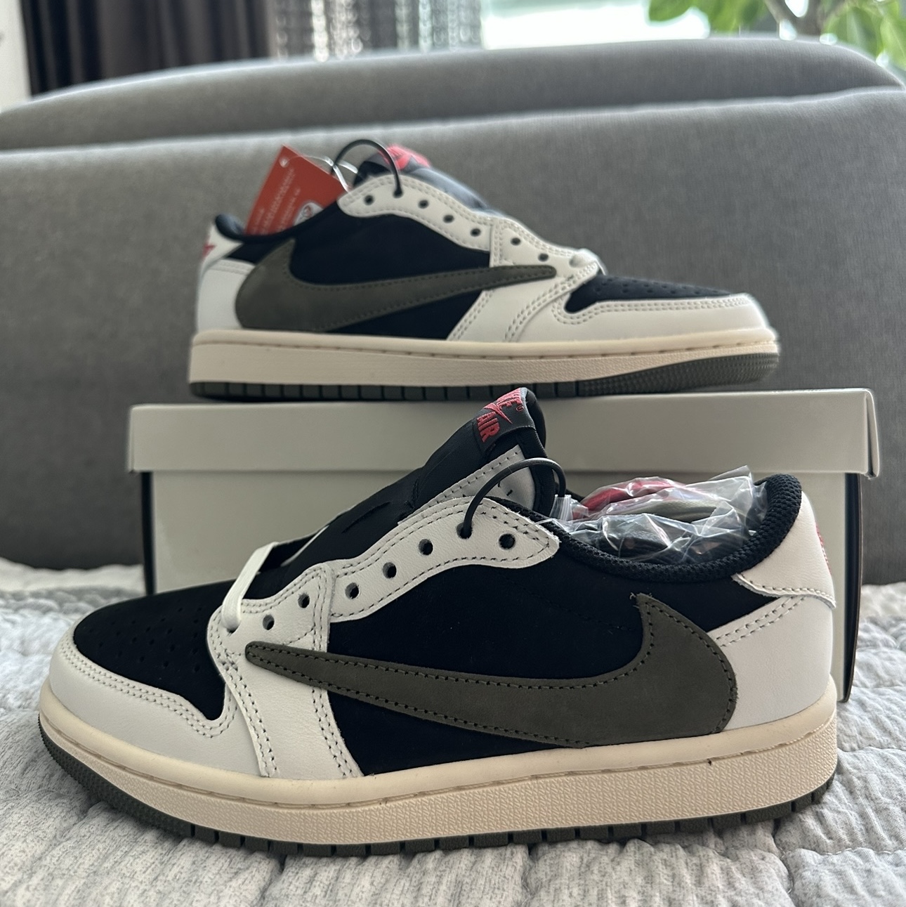 (W) Jordan 1 x Travis Scott Retro Low OG SP Medium Olive 착용 스타일 - 2