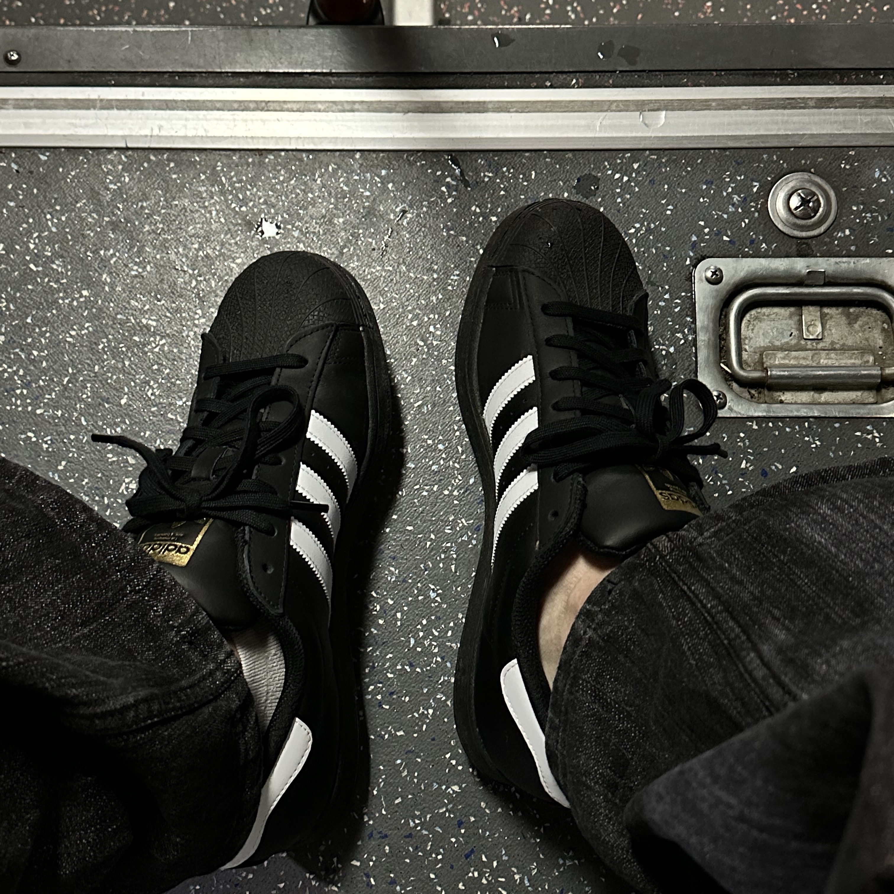 Adidas Superstar Core Black White 착용 스타일