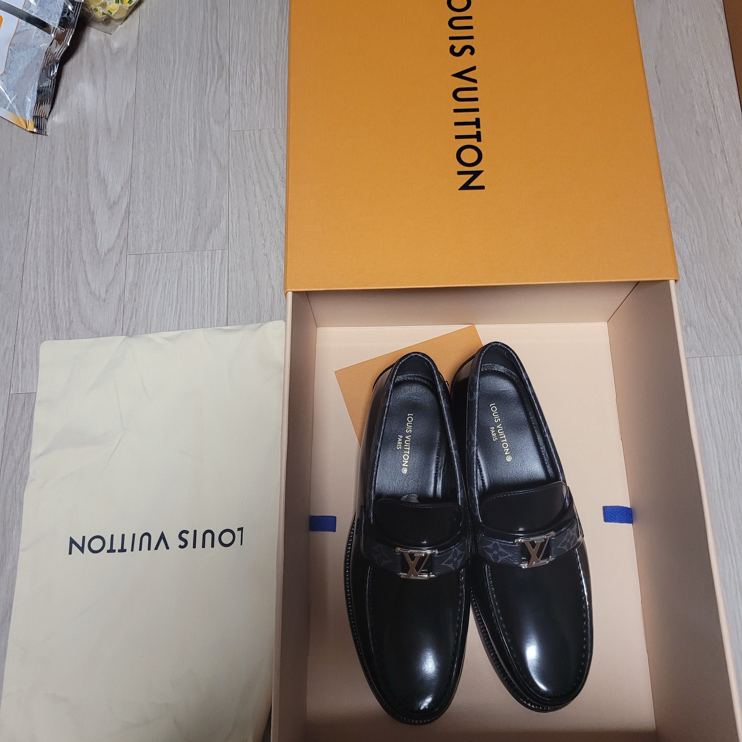 Louis Vuitton Major Loafers Black 착용 스타일 - 1