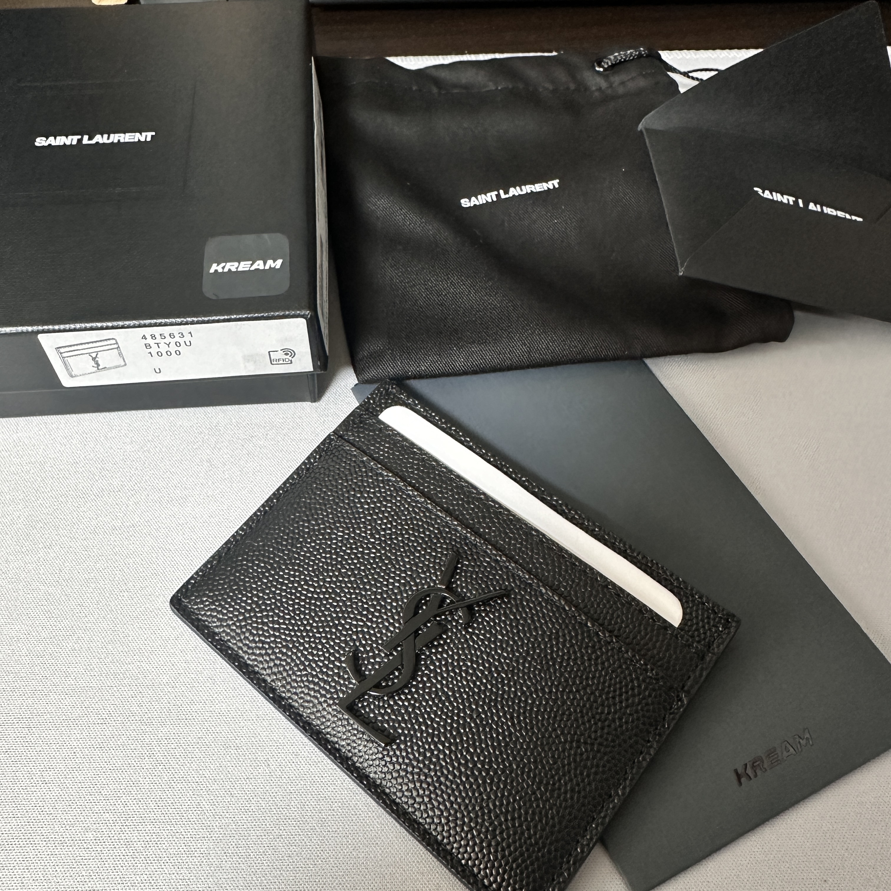 Saint Laurent Cassandre Card Case in Grain De Poudre Embossed Leather Black 착용 스타일