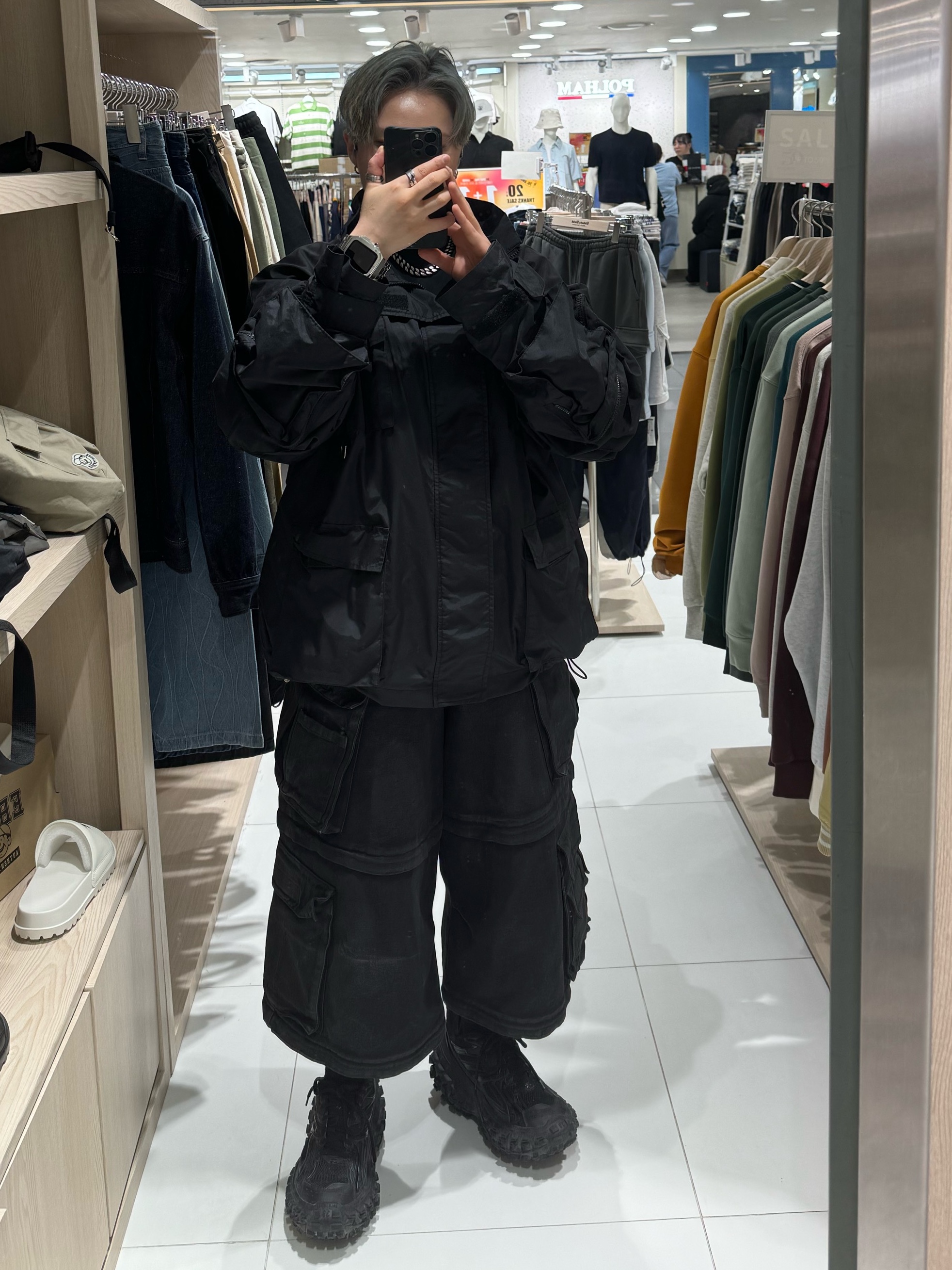 Balenciaga Defender Sneakers Black, Project G/R Oversized Convertible Cargo Pants Coated Black 착용 스타일 - 2