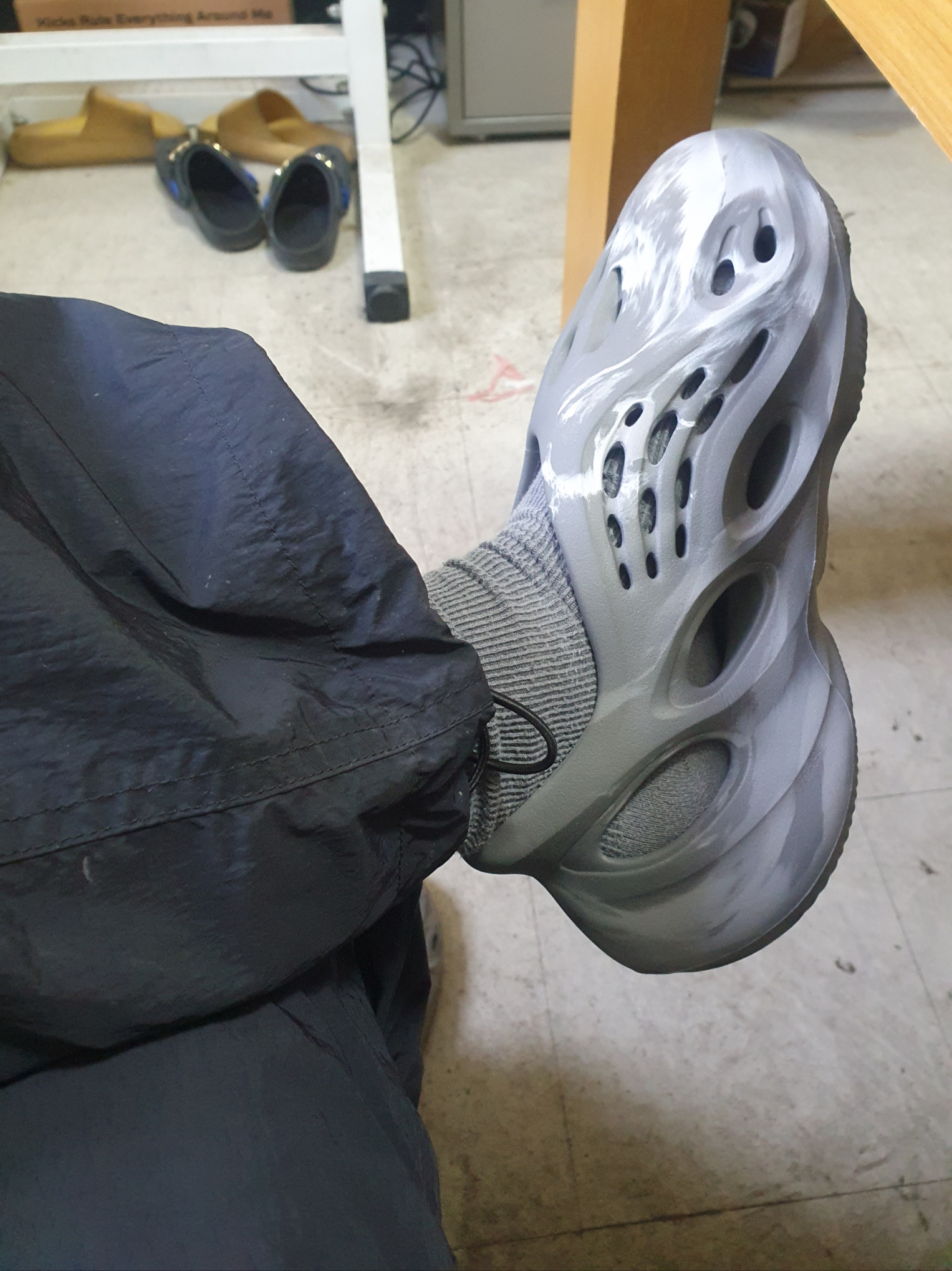 Adidas Yeezy Foam RNNR MX Granite 착용 스타일