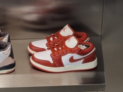 Jordan 1 Low SE Dune Red White 착용 스타일