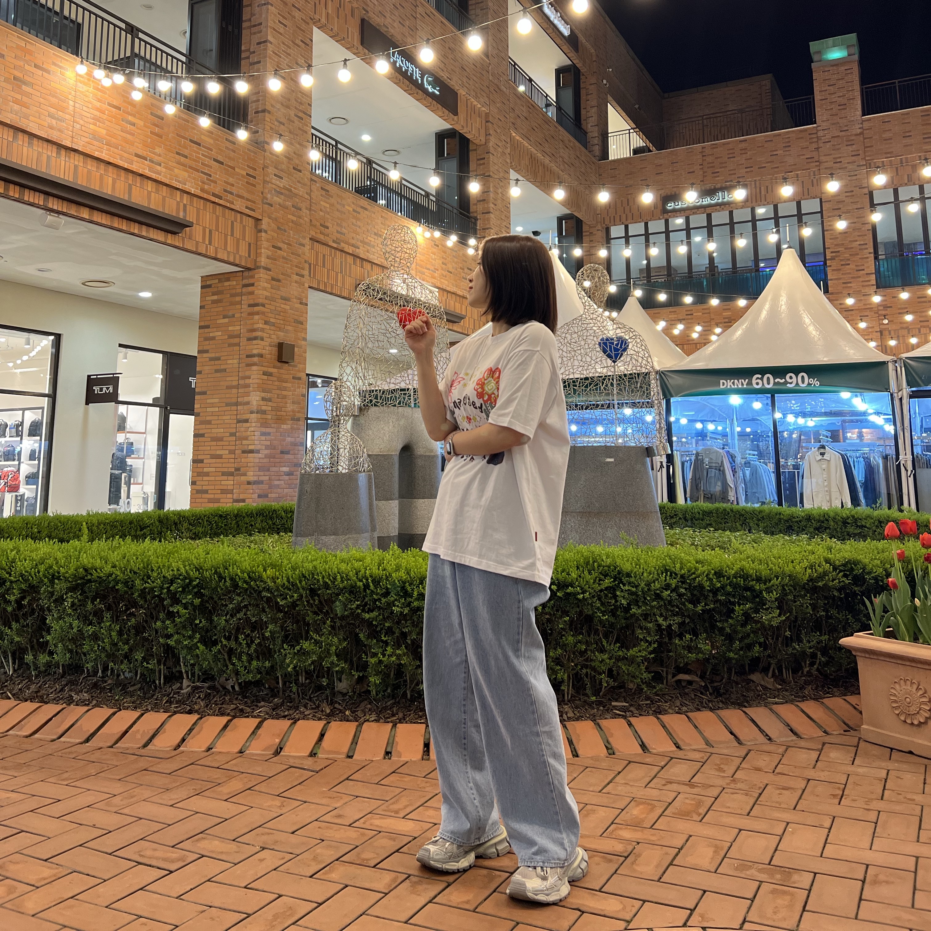 (W) Balenciaga 3XL Sneakers Light Beige 착용 스타일