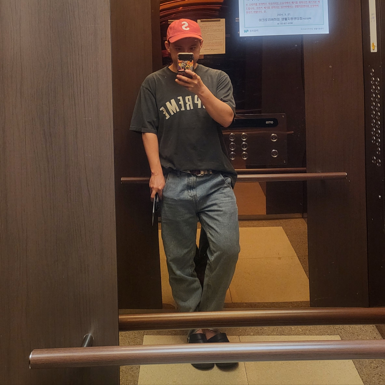 Supreme Cracked Arc S/S Top Black - 24SS, Supreme Kevlar Denim S Logo 6-Panel Red - 22SS 착용 스타일