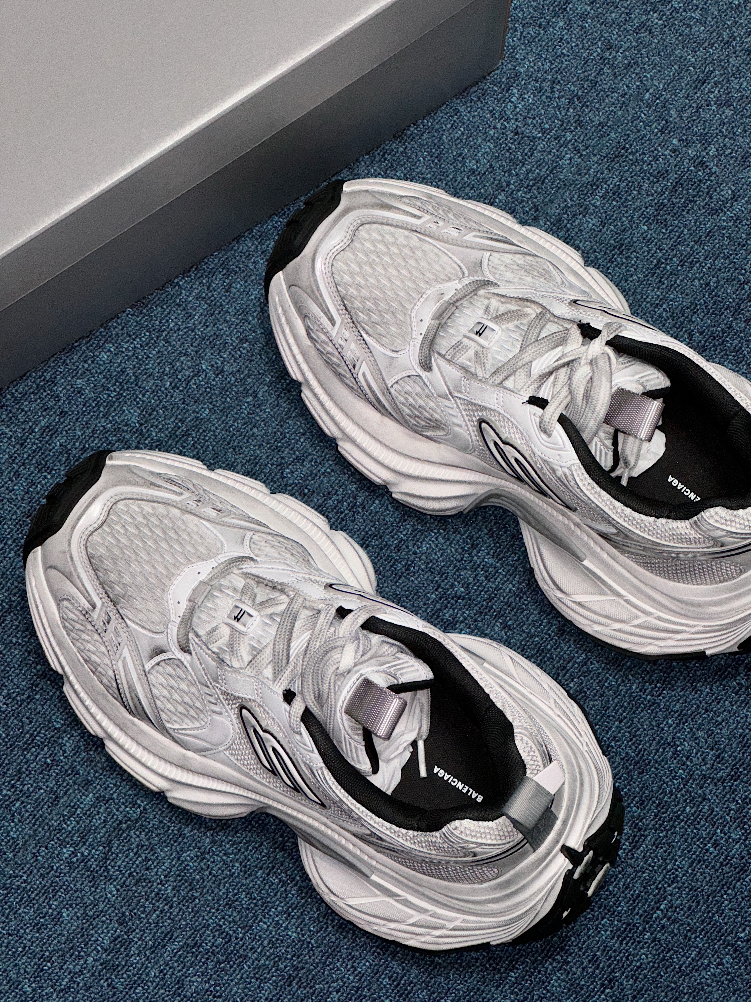 Balenciaga 10XL Sneakers White Grey Silver Black, (W) Balenciaga 10XL Sneakers White Grey Silver Black 착용 스타일 - 3
