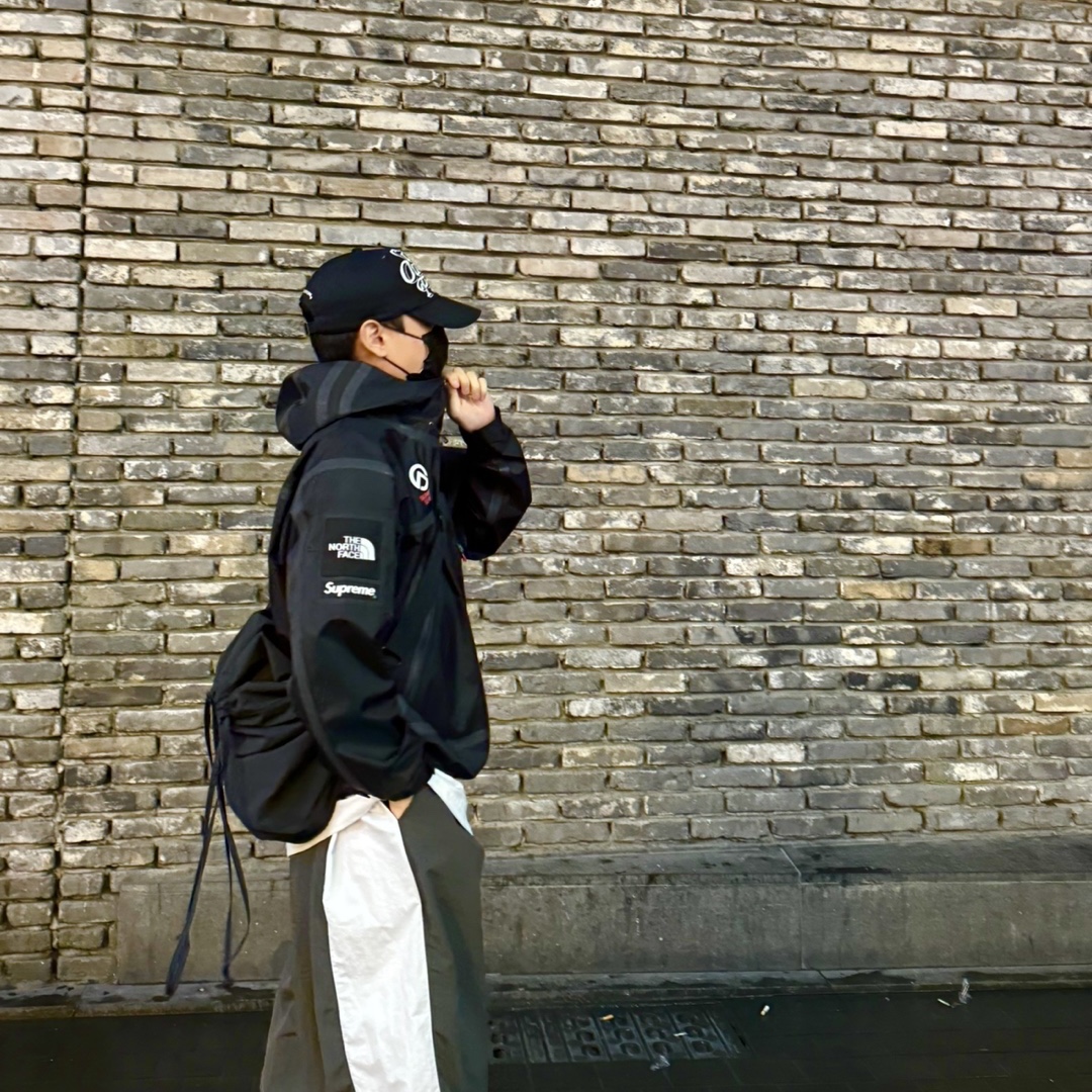 Oakley Edge Icon Cream Navy, Supreme x The North Face Summit Series Outer Tape Seam Jacket Black - 21SS 착용 스타일 - 3