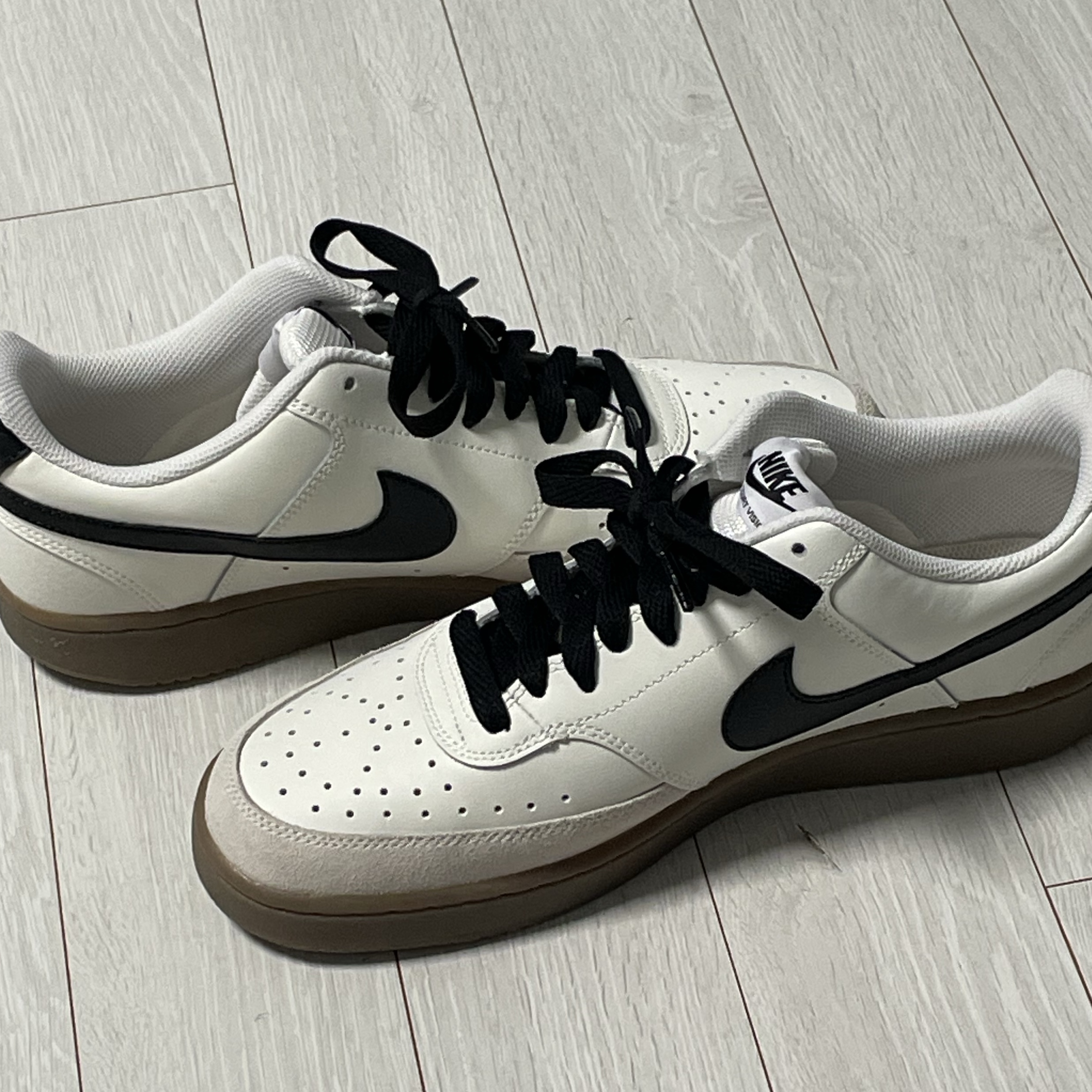 Nike Court Vision Low Sail Light Orewood Brown 착용 스타일 - 3