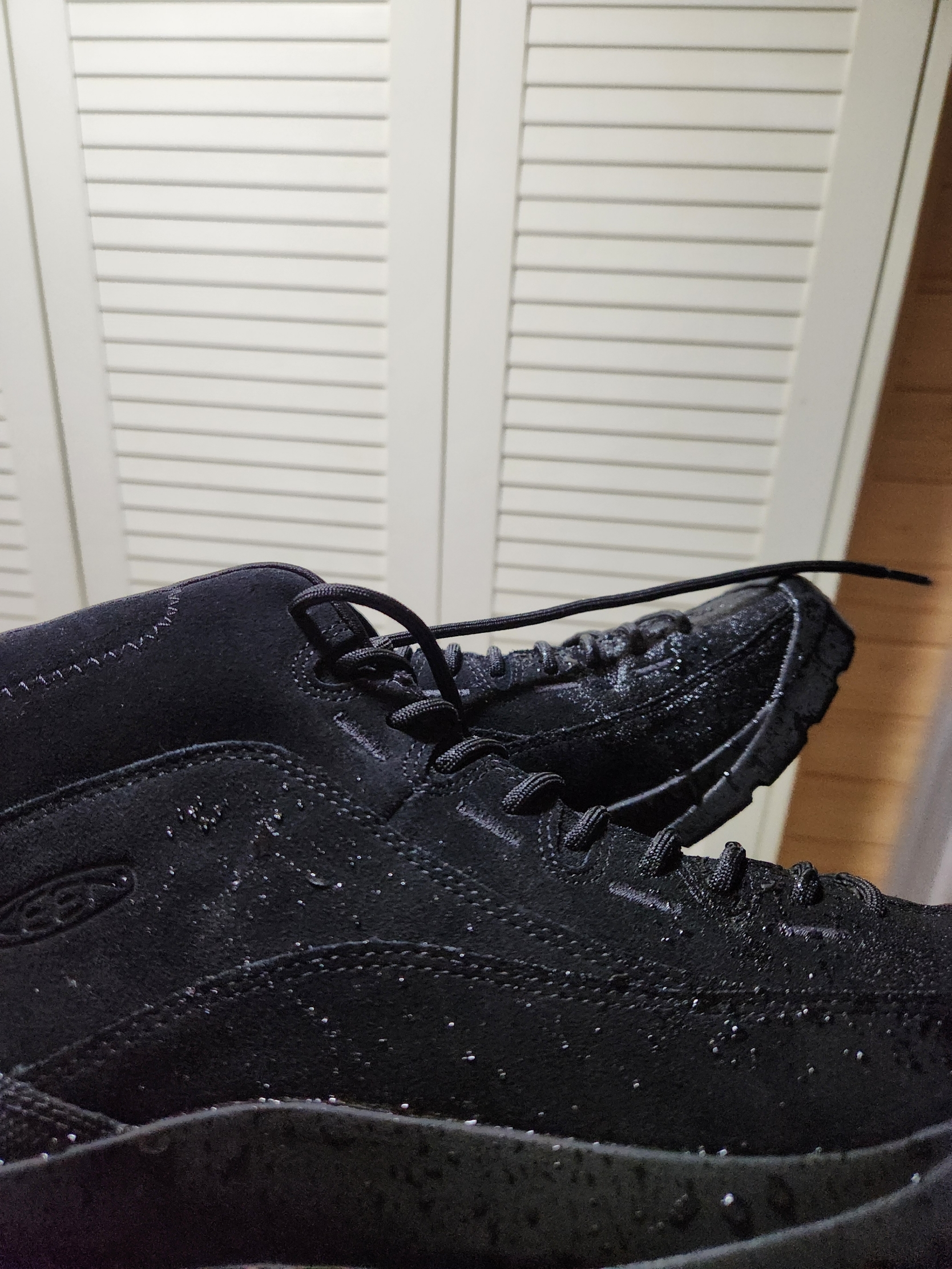 Keen Jasper Mid WP Sneakers Black 착용 스타일