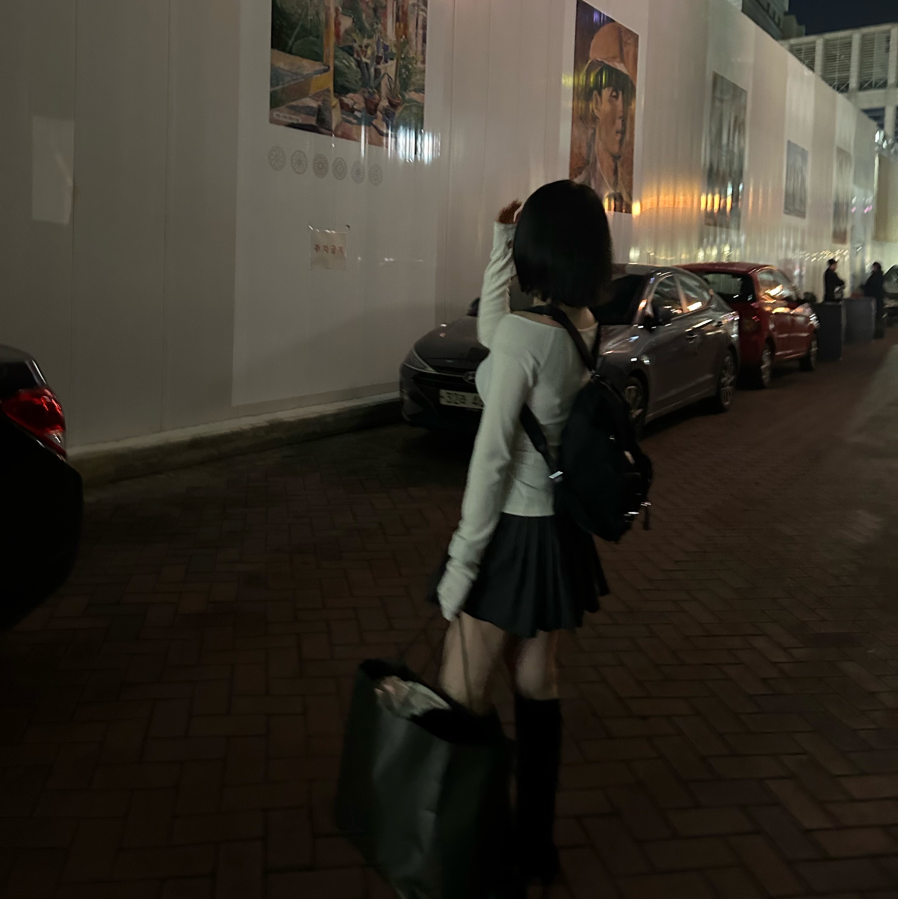 (W) Bohemian Seoul Hairy Round Neck Knit Cardigan Ivory, Prada Re-Nylon Medium Backpack Black 착용 스타일 - 2
